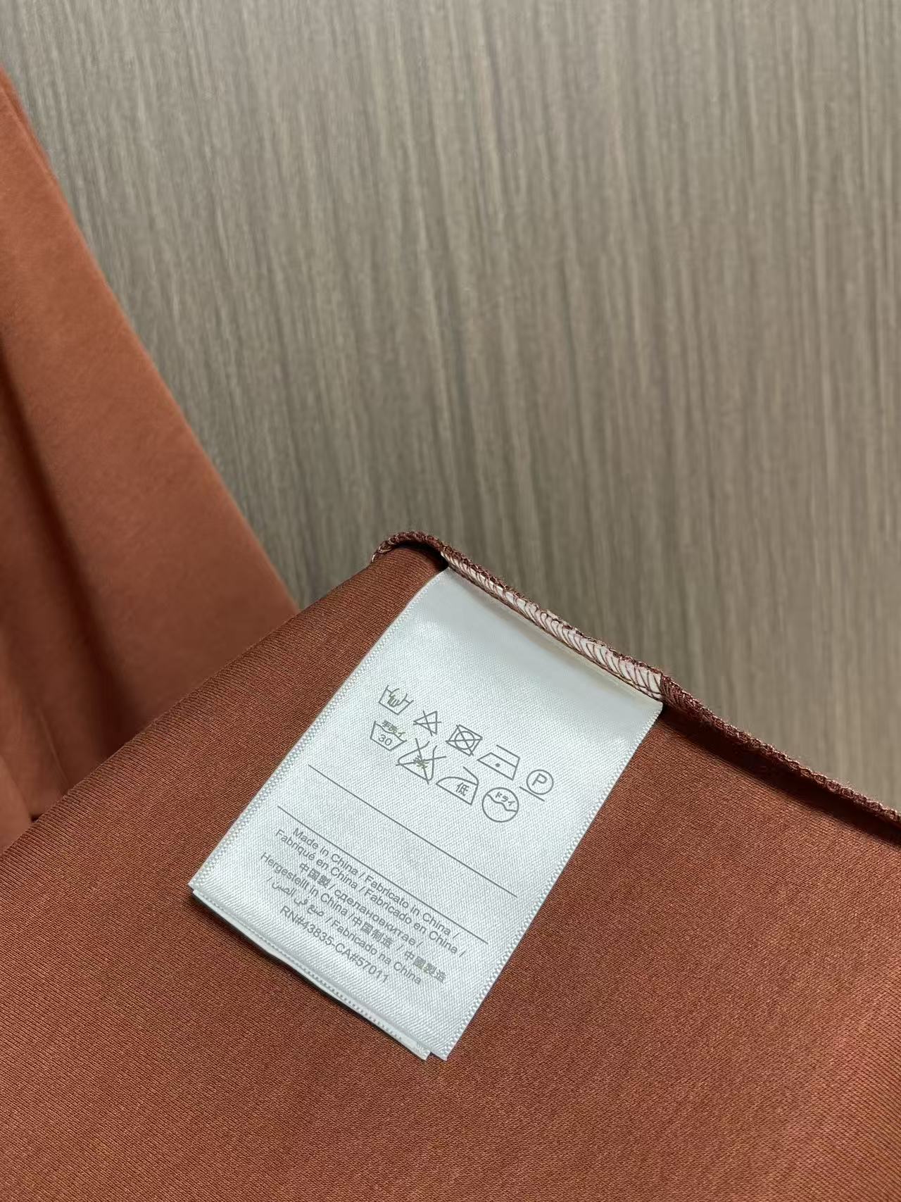 Prada 胶印字母logo标识短袖T恤，平纹针织T恤秉承品牌简约而华美的理念，已然演变为一种态度，一种
