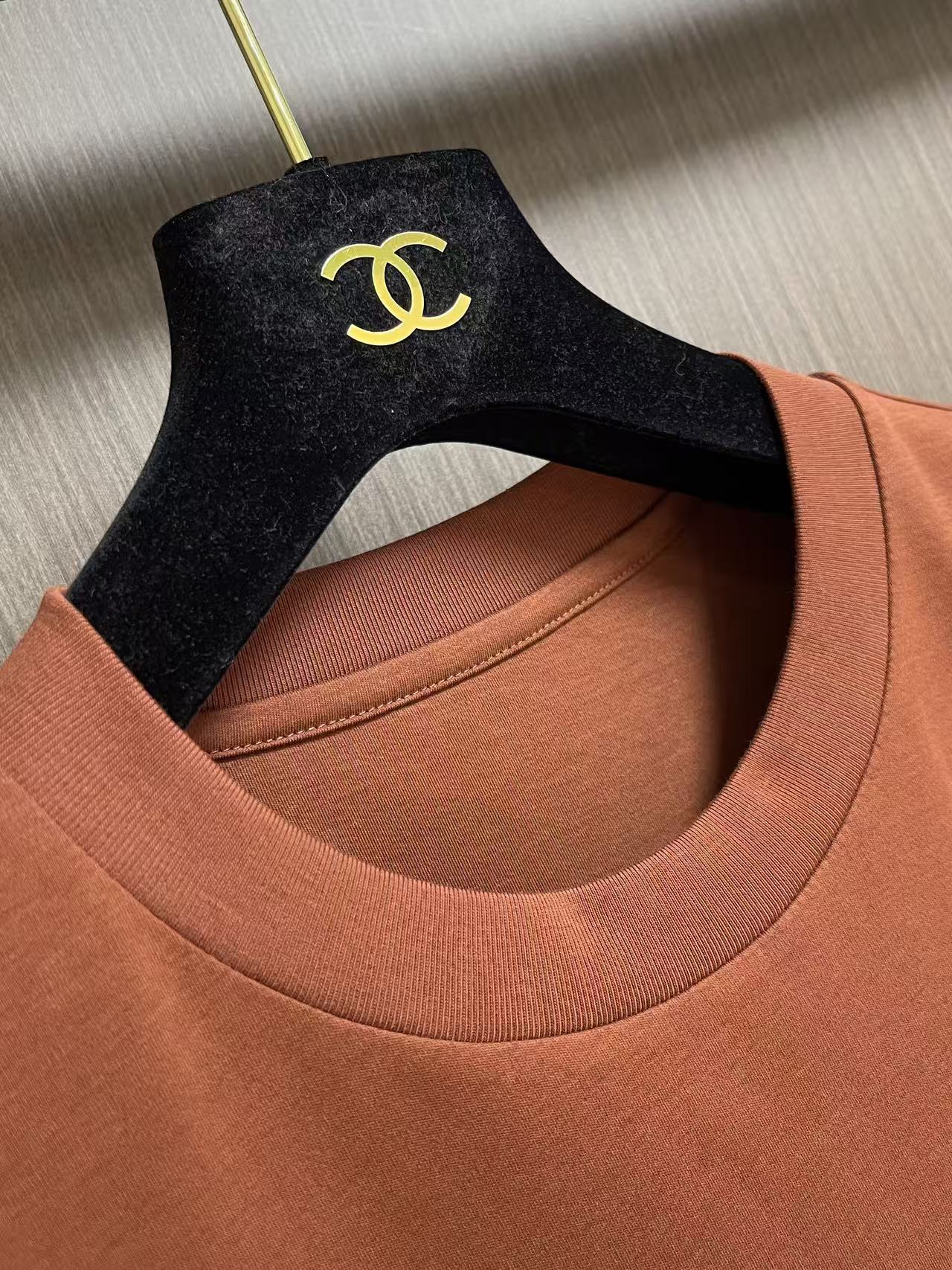 Prada 胶印字母logo标识短袖T恤，平纹针织T恤秉承品牌简约而华美的理念，已然演变为一种态度，一种