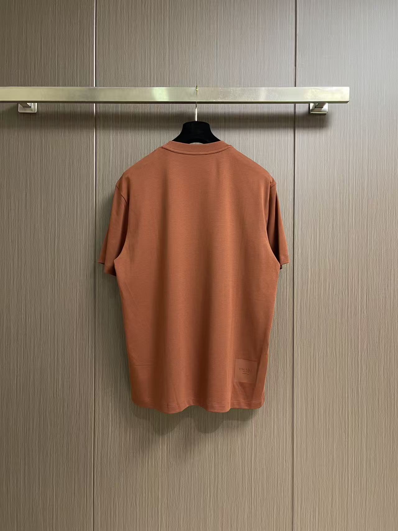 Prada 胶印字母logo标识短袖T恤，平纹针织T恤秉承品牌简约而华美的理念，已然演变为一种态度，一种