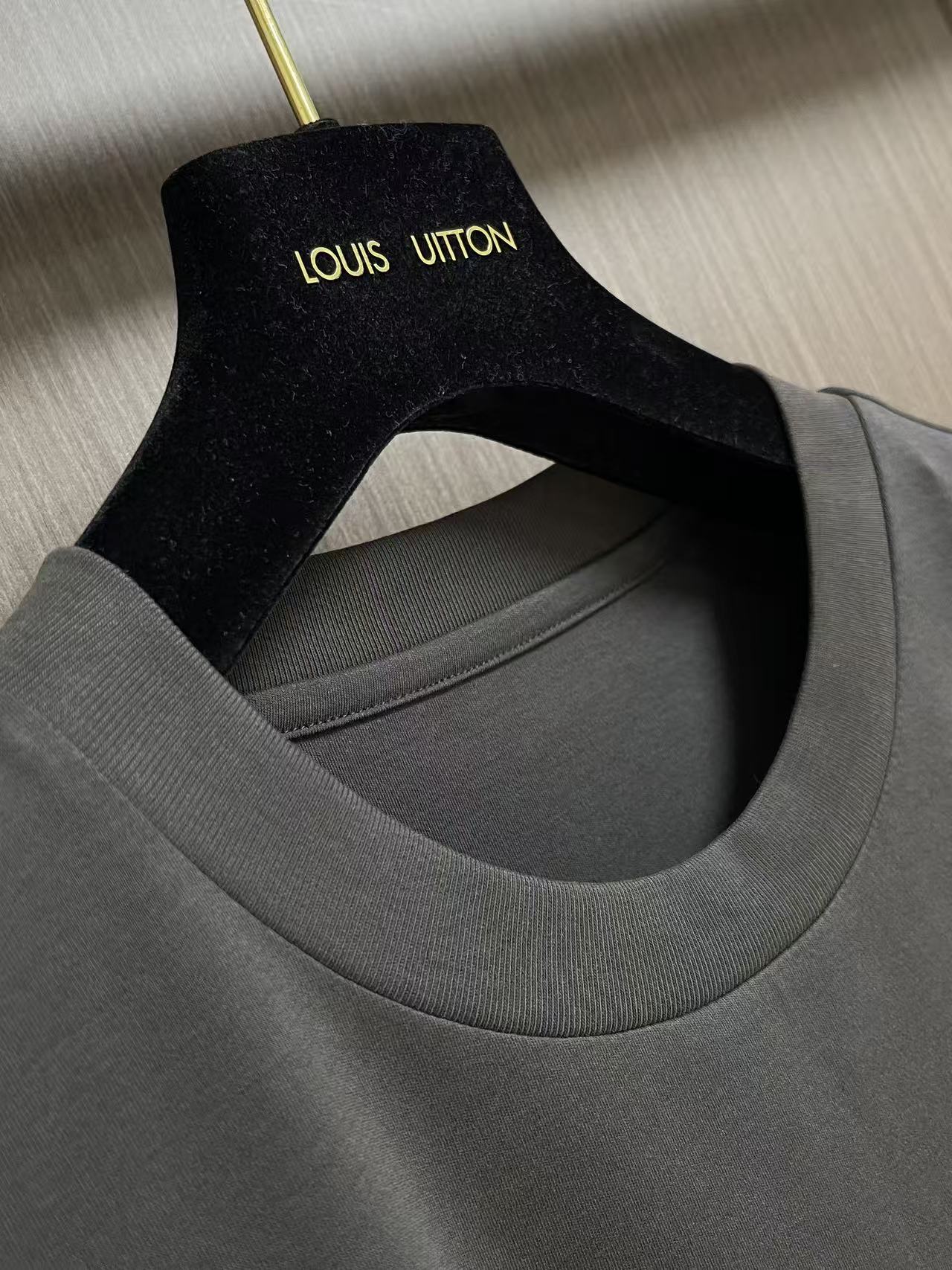 Prada 胶印字母logo标识短袖T恤，平纹针织T恤秉承品牌简约而华美的理念，已然演变为一种态度，一种