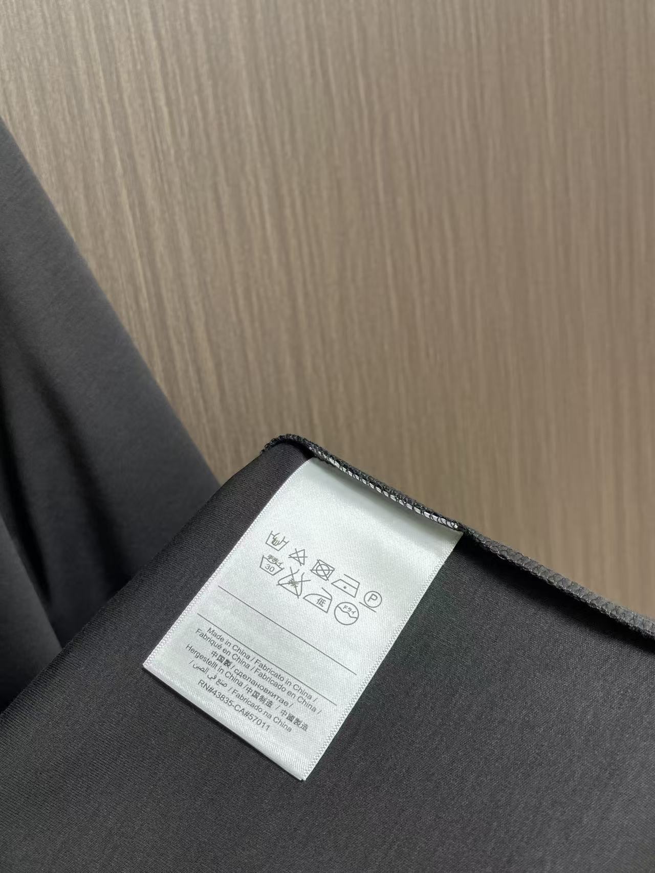 Prada 胶印字母logo标识短袖T恤，平纹针织T恤秉承品牌简约而华美的理念，已然演变为一种态度，一种