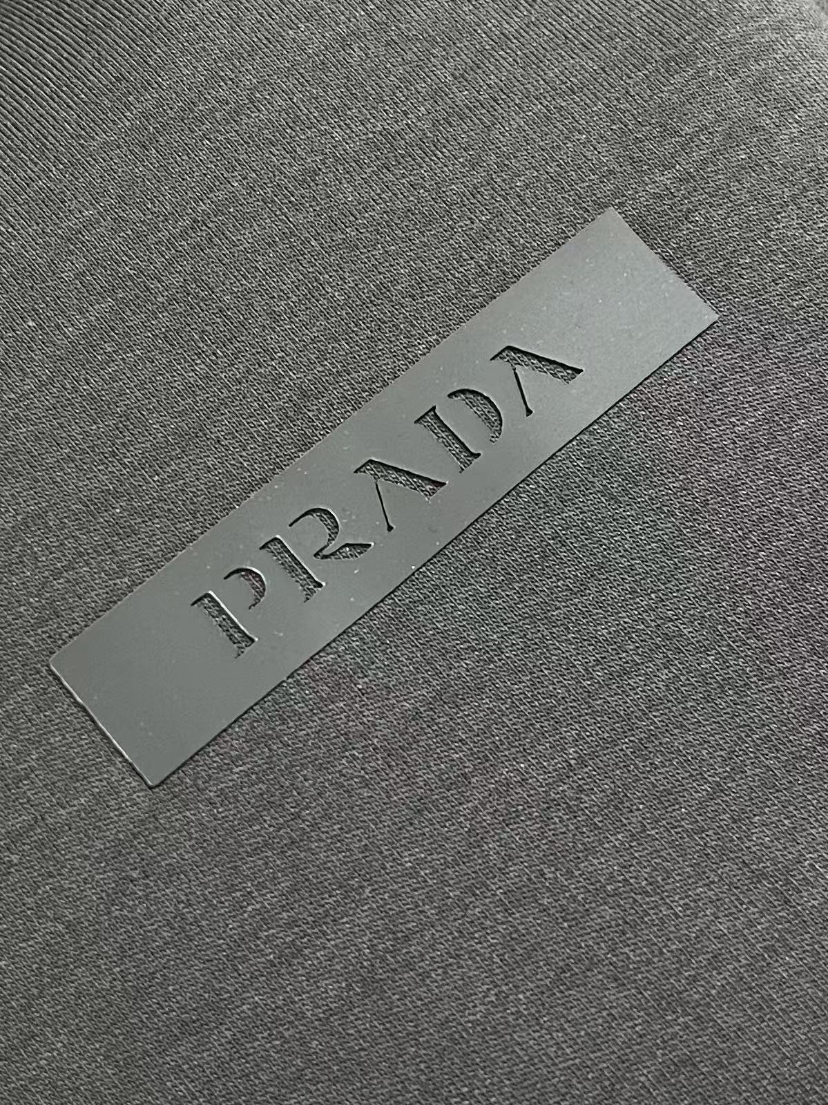 Prada 胶印字母logo标识短袖T恤，平纹针织T恤秉承品牌简约而华美的理念，已然演变为一种态度，一种
