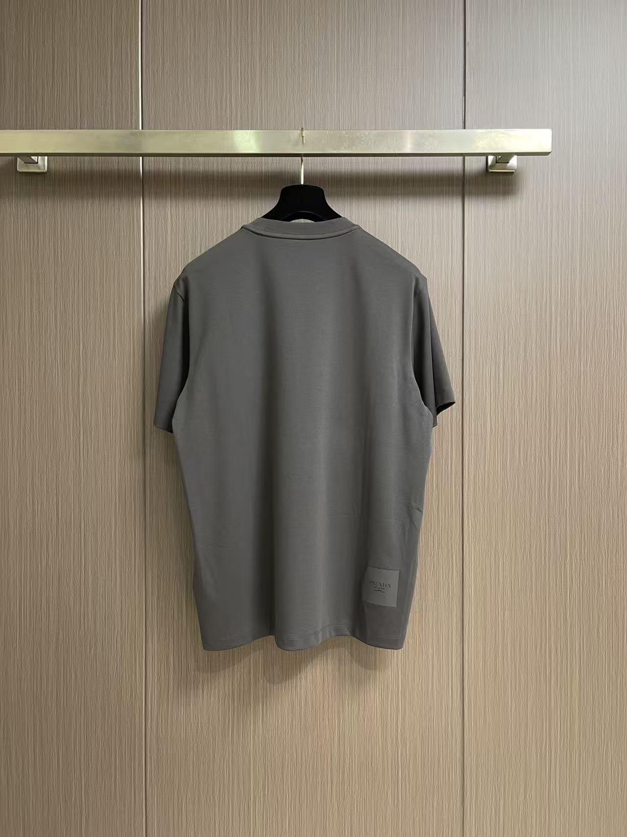 Prada 胶印字母logo标识短袖T恤，平纹针织T恤秉承品牌简约而华美的理念，已然演变为一种态度，一种