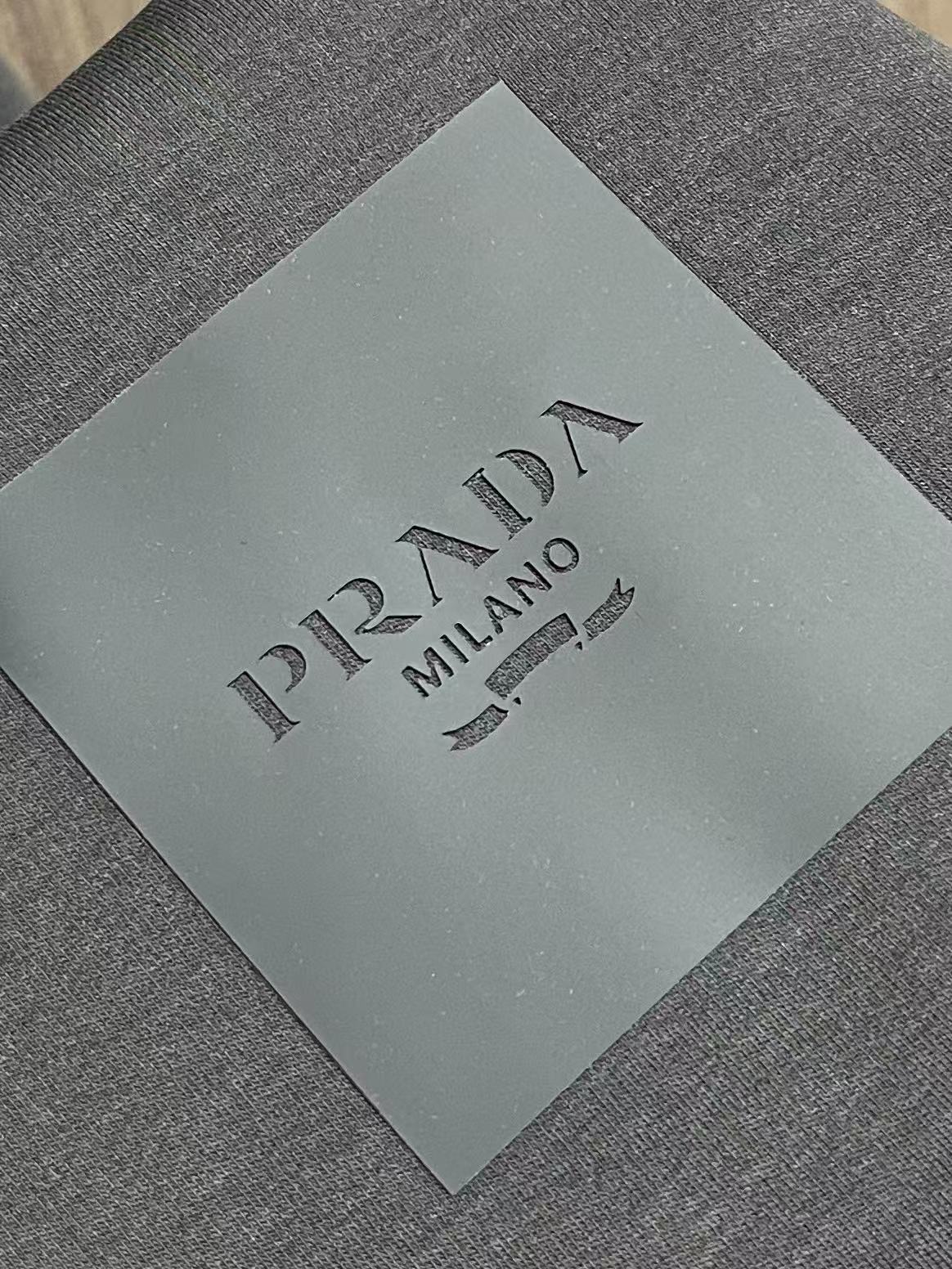 Prada 胶印字母logo标识短袖T恤，平纹针织T恤秉承品牌简约而华美的理念，已然演变为一种态度，一种