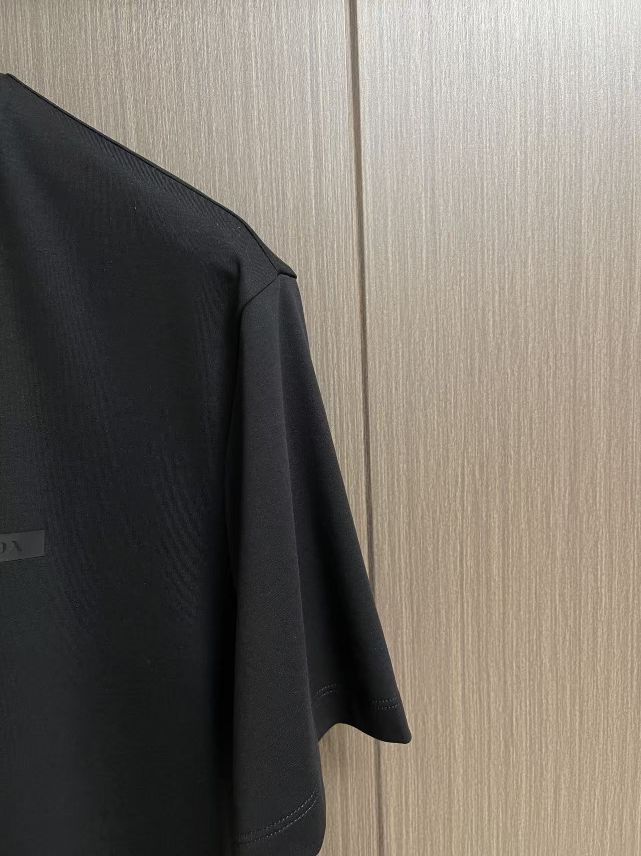 Prada 胶印字母logo标识短袖T恤，平纹针织T恤秉承品牌简约而华美的理念，已然演变为一种态度，一种