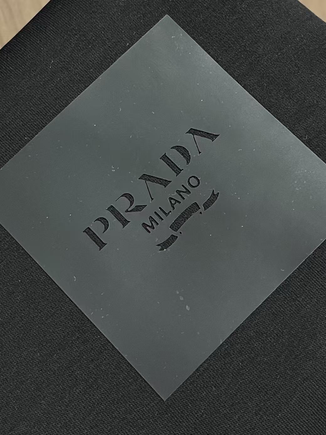 Prada 胶印字母logo标识短袖T恤，平纹针织T恤秉承品牌简约而华美的理念，已然演变为一种态度，一种
