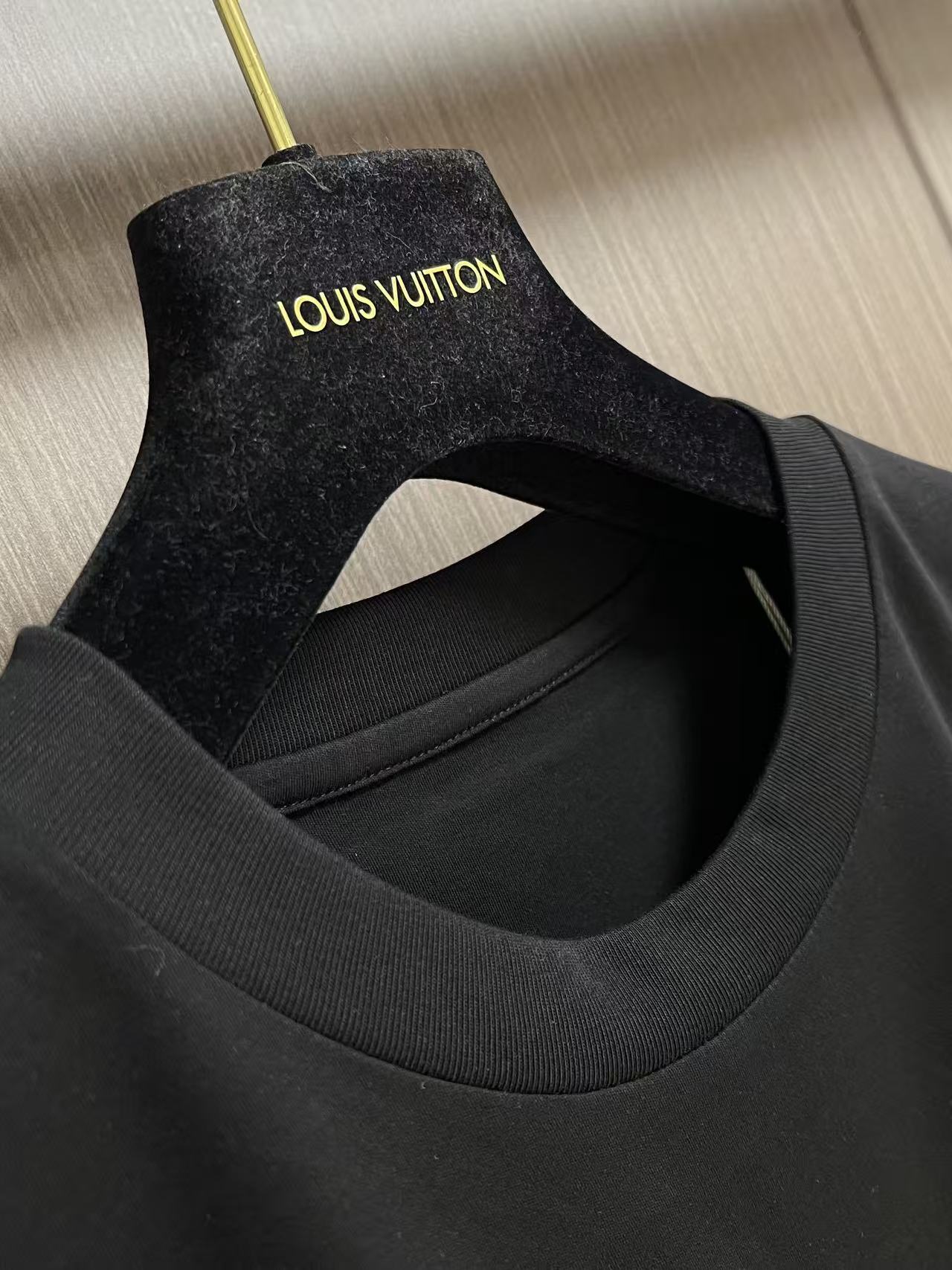 Prada 胶印字母logo标识短袖T恤，平纹针织T恤秉承品牌简约而华美的理念，已然演变为一种态度，一种