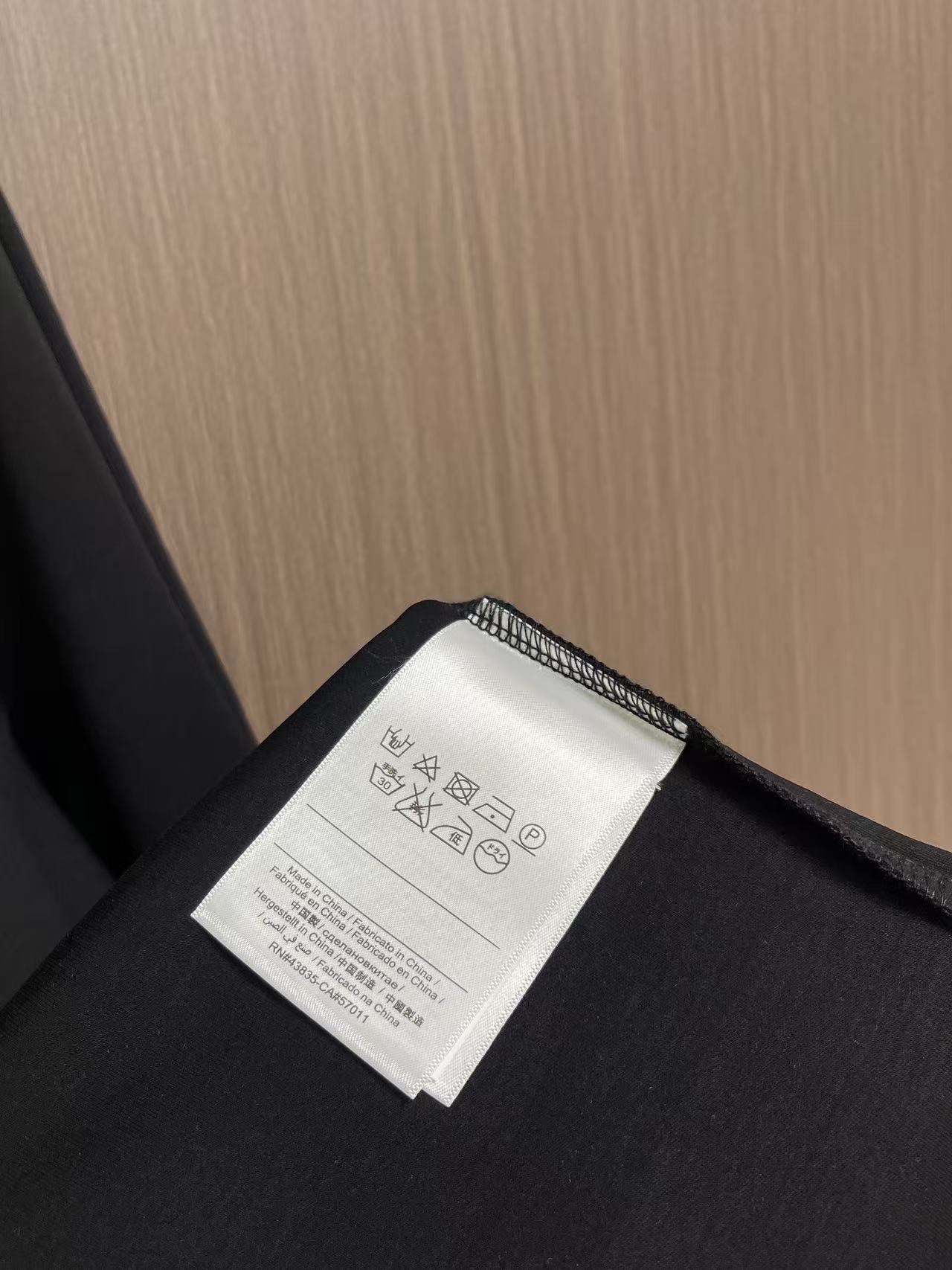 Prada 胶印字母logo标识短袖T恤，平纹针织T恤秉承品牌简约而华美的理念，已然演变为一种态度，一种