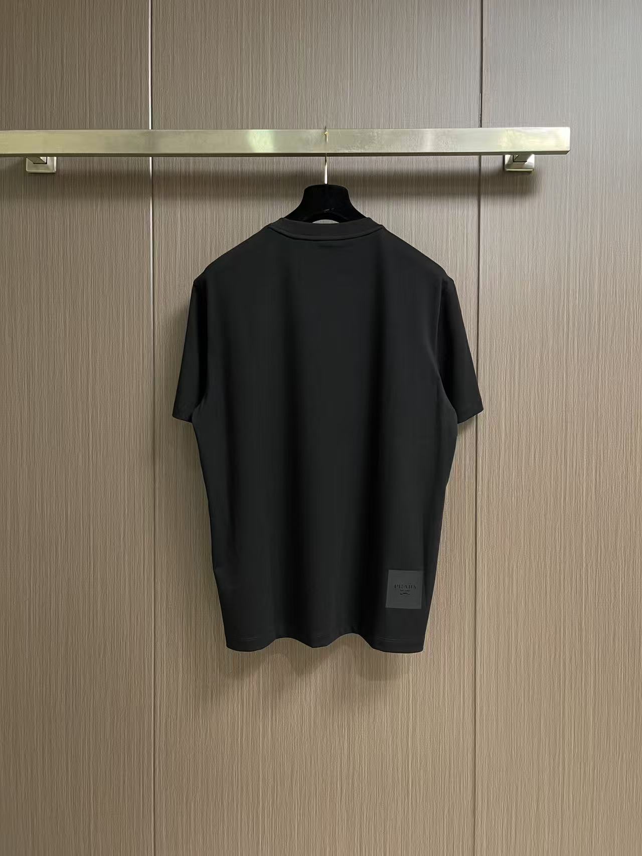 Prada 胶印字母logo标识短袖T恤，平纹针织T恤秉承品牌简约而华美的理念，已然演变为一种态度，一种