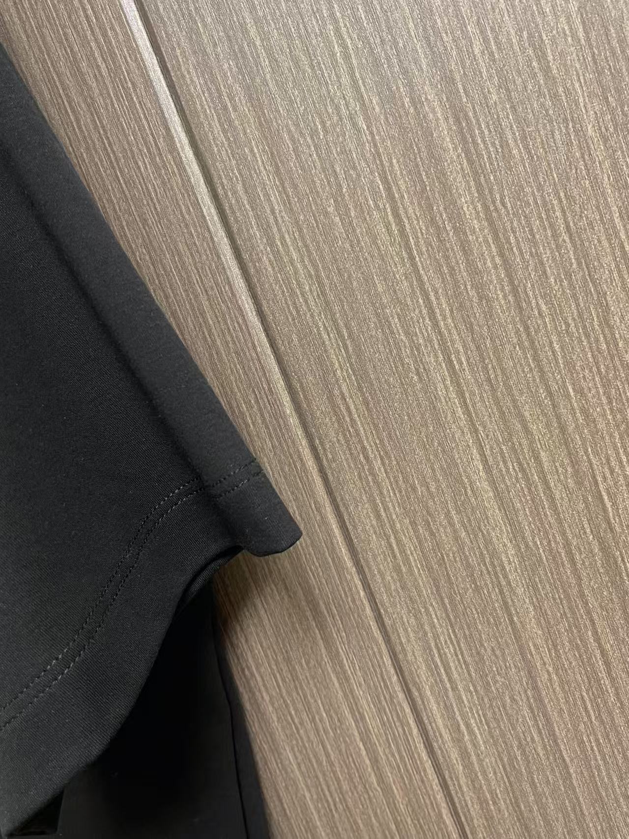 Prada 胶印字母logo标识短袖T恤，平纹针织T恤秉承品牌简约而华美的理念，已然演变为一种态度，一种