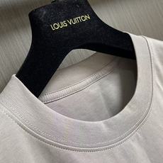 Loro Piana LoroPiana 2026SS夏季新品仔章logo圆领短袖T恤,帅气时尚,胸前凹 Loro Piana LoroPiana 2026SS夏季新品仔章logo圆领短袖T恤,帅气时尚,胸前凹