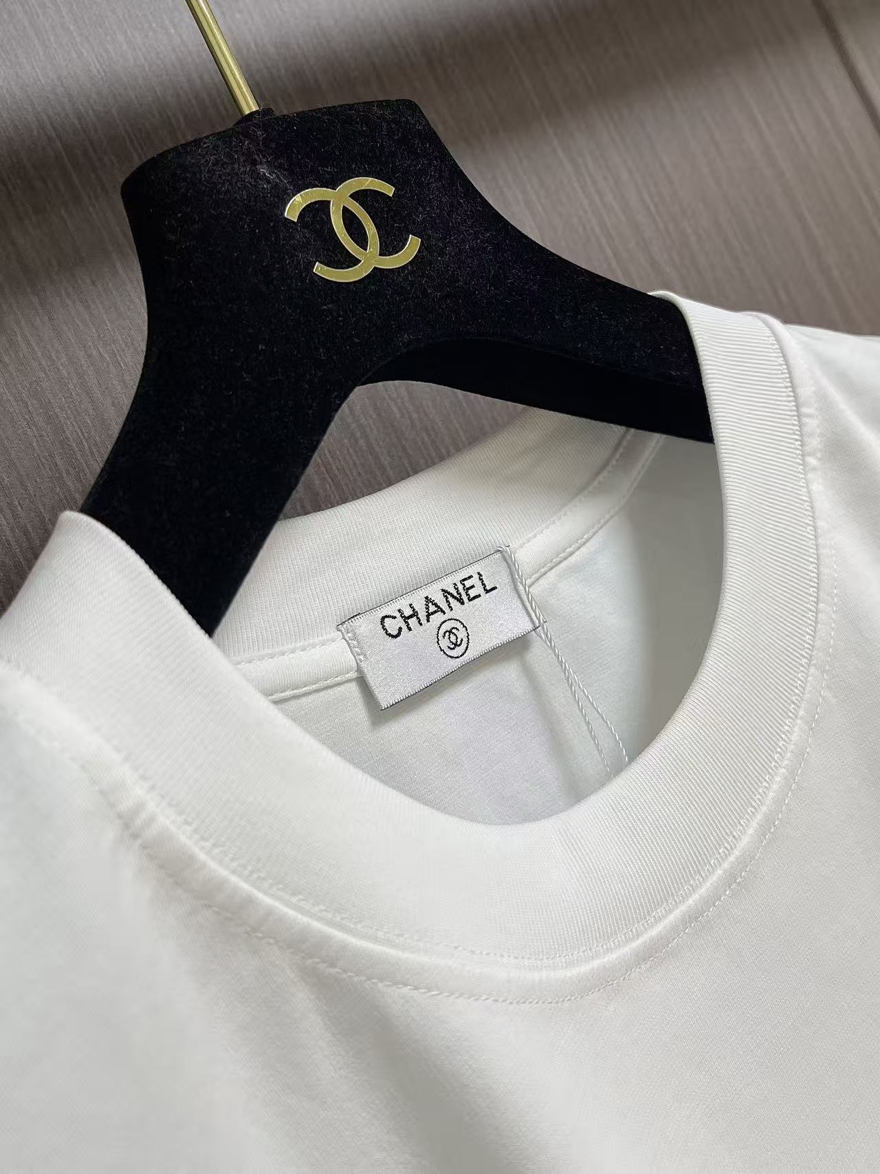 CHANEL 2026SS早春新款简约标识系列极简字母印花短袖T恤，32支双单品。股面料克重洗水后240