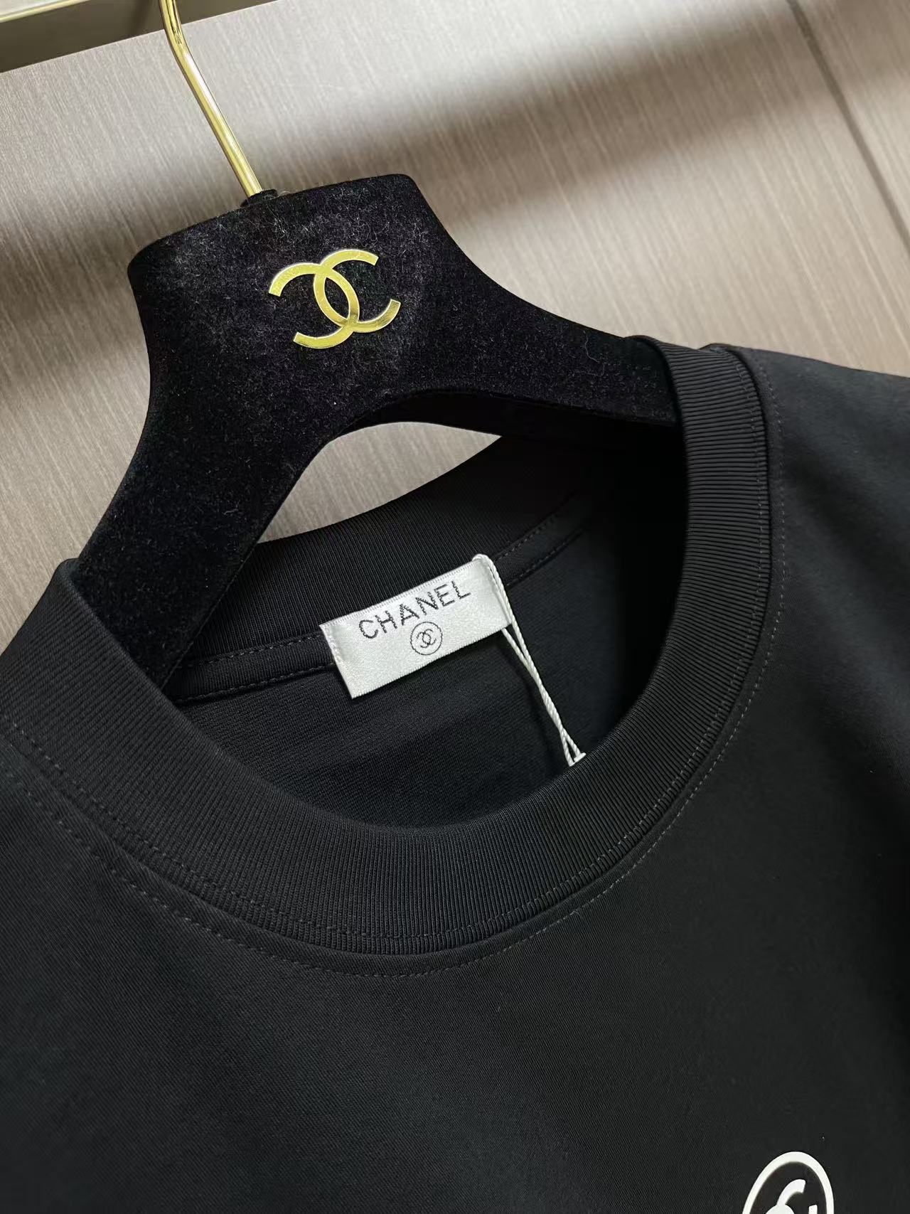 CHANEL 2026SS早春新款简约标识系列极简字母印花短袖T恤，32支双单品。股面料克重洗水后240