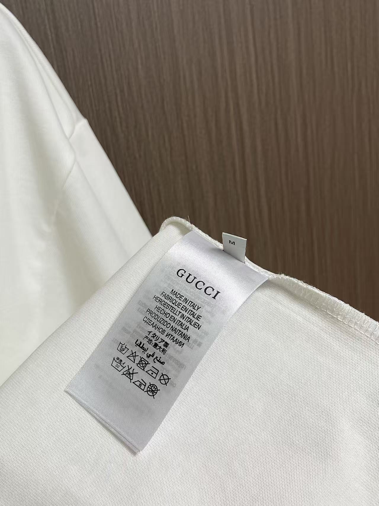 GUCCI 2026ss春夏新品圆领短袖T恤，100％全棉300g面料，柔软亲肤，挺阔有垂坠感。四线密边