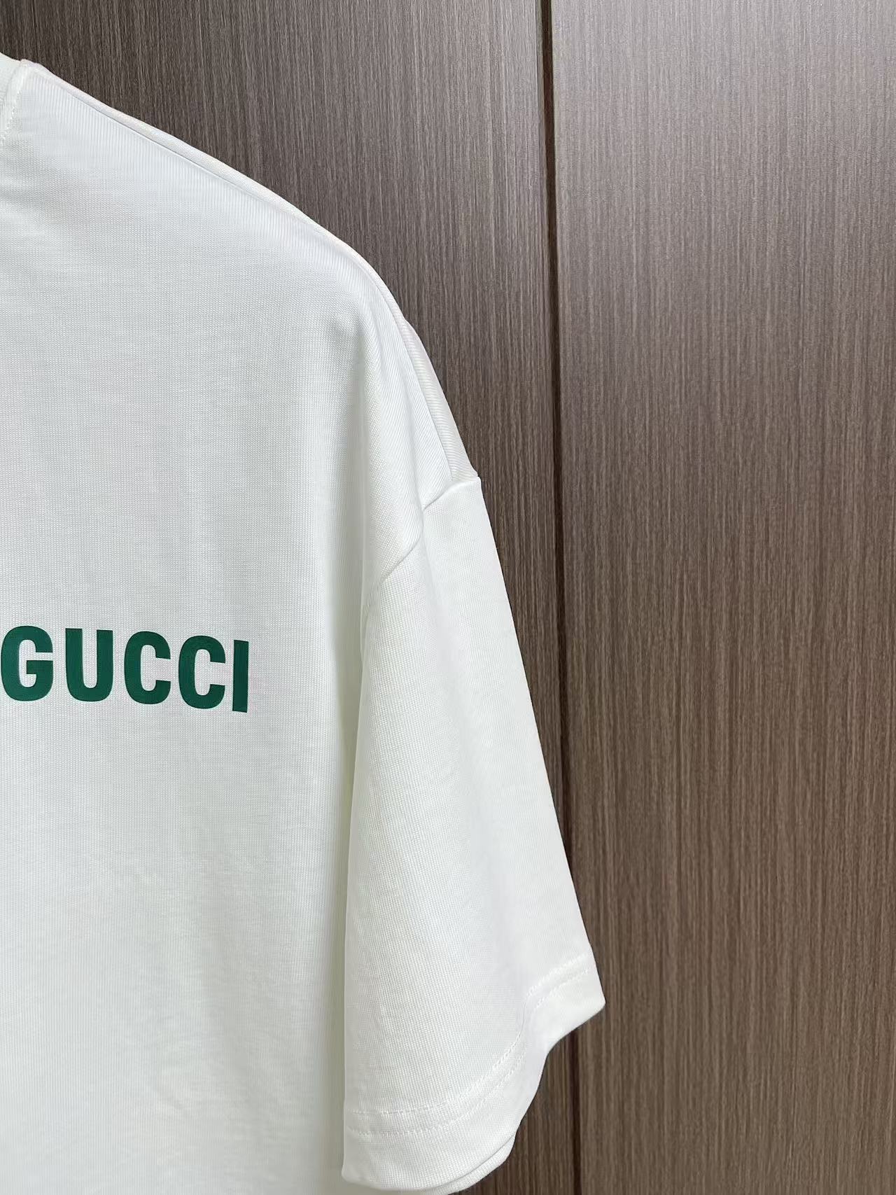 GUCCI 2026ss春夏新品圆领短袖T恤，100％全棉300g面料，柔软亲肤，挺阔有垂坠感。四线密边