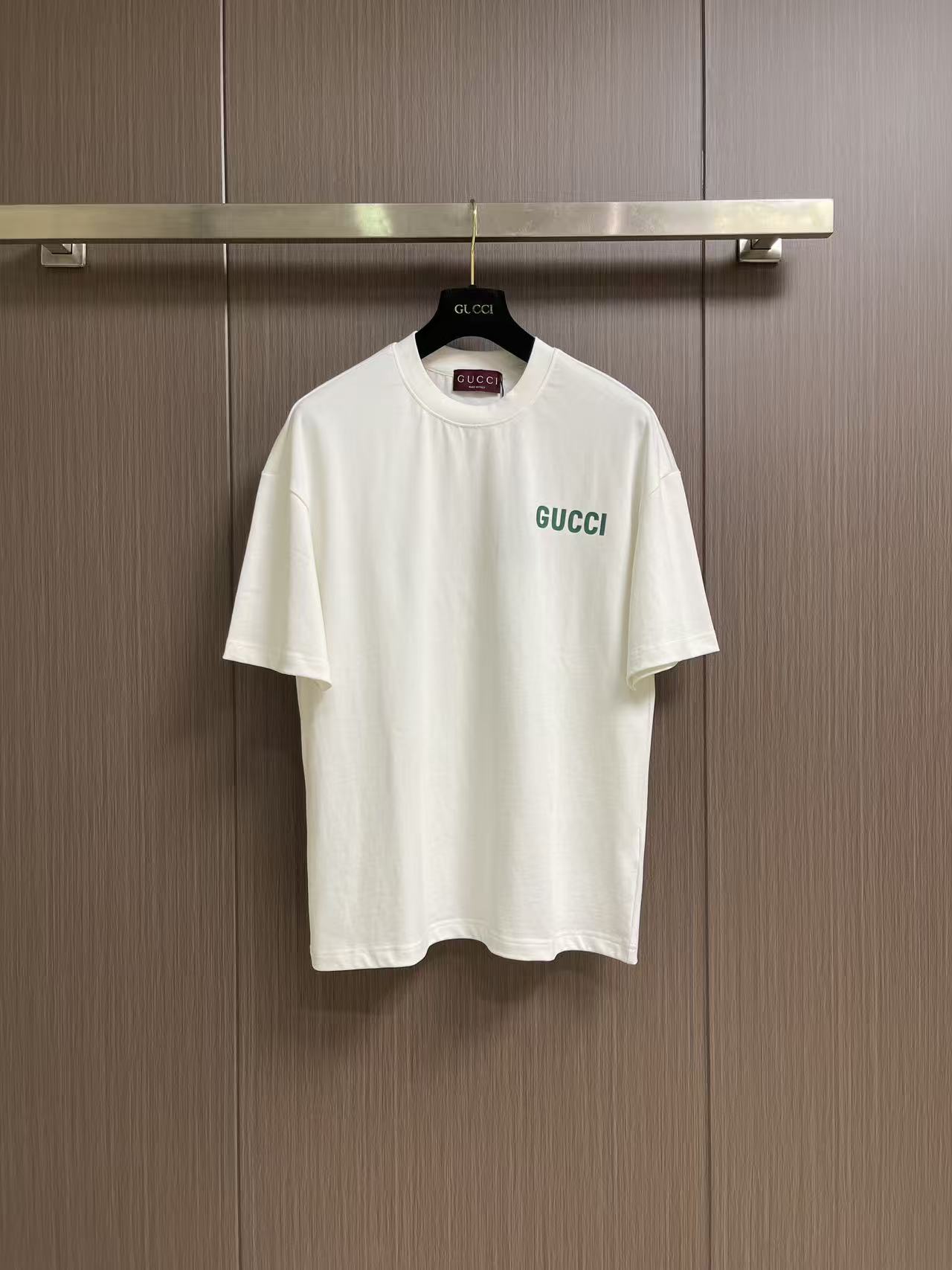GUCCI 2026ss春夏新品圆领短袖T恤，100％全棉300g面料，柔软亲肤，挺阔有垂坠感。四线密边