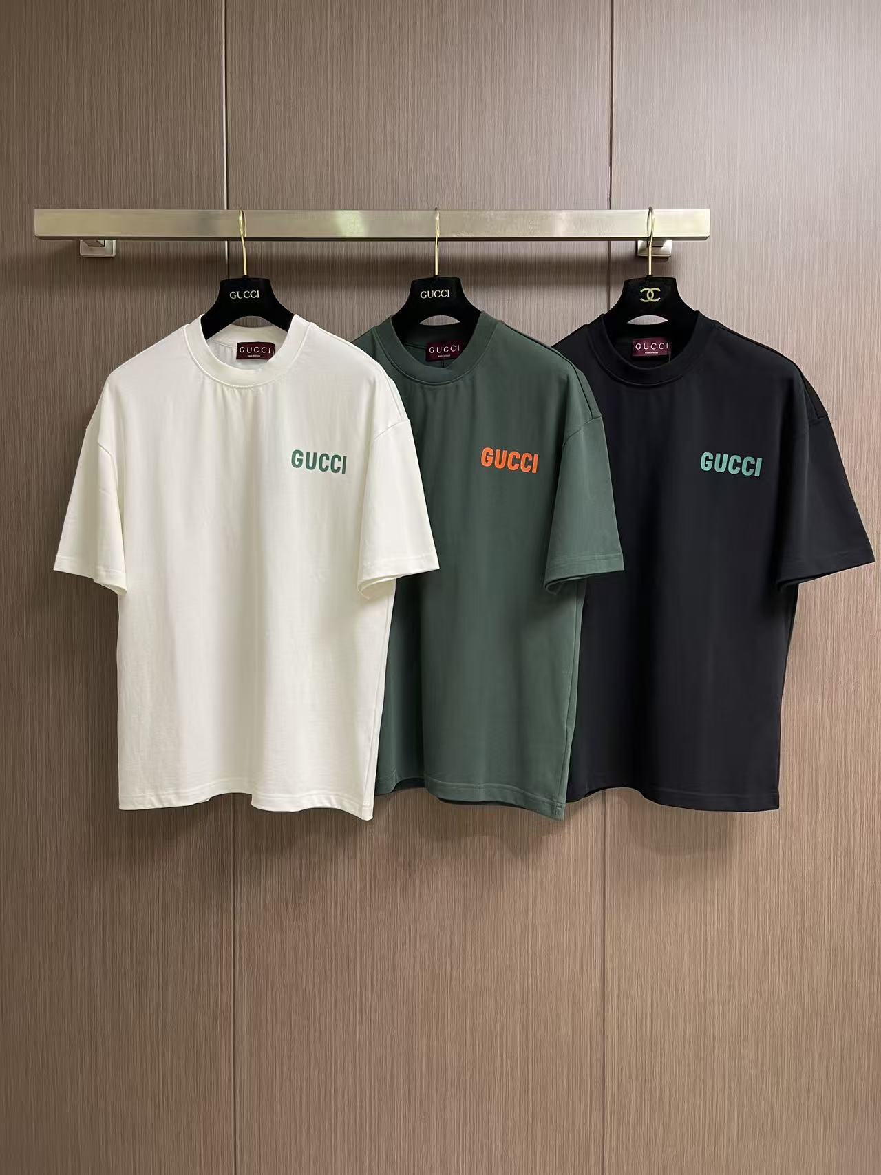 GUCCI 2026ss春夏新品圆领短袖T恤，100％全棉300g面料，柔软亲肤，挺阔有垂坠感。四线密边