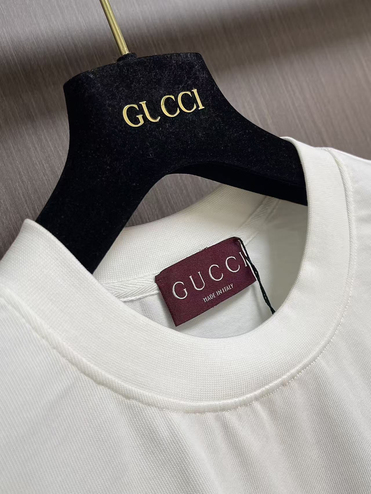 GUCCI 2026ss春夏新品圆领短袖T恤，100％全棉300g面料，柔软亲肤，挺阔有垂坠感。四线密边