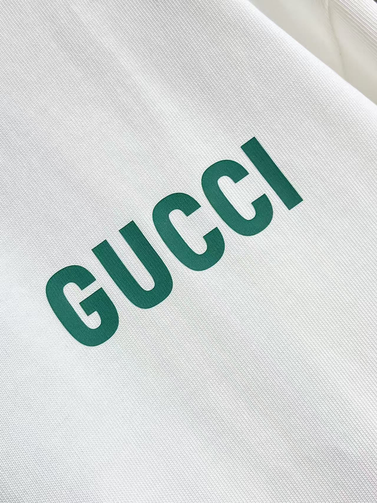 GUCCI 2026ss春夏新品圆领短袖T恤，100％全棉300g面料，柔软亲肤，挺阔有垂坠感。四线密边