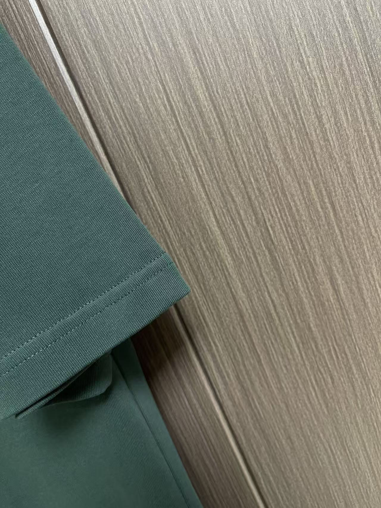 GUCCI 2026ss春夏新品圆领短袖T恤，100％全棉300g面料，柔软亲肤，挺阔有垂坠感。四线密边