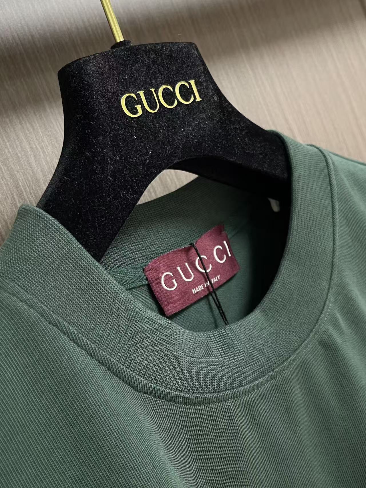 GUCCI 2026ss春夏新品圆领短袖T恤，100％全棉300g面料，柔软亲肤，挺阔有垂坠感。四线密边
