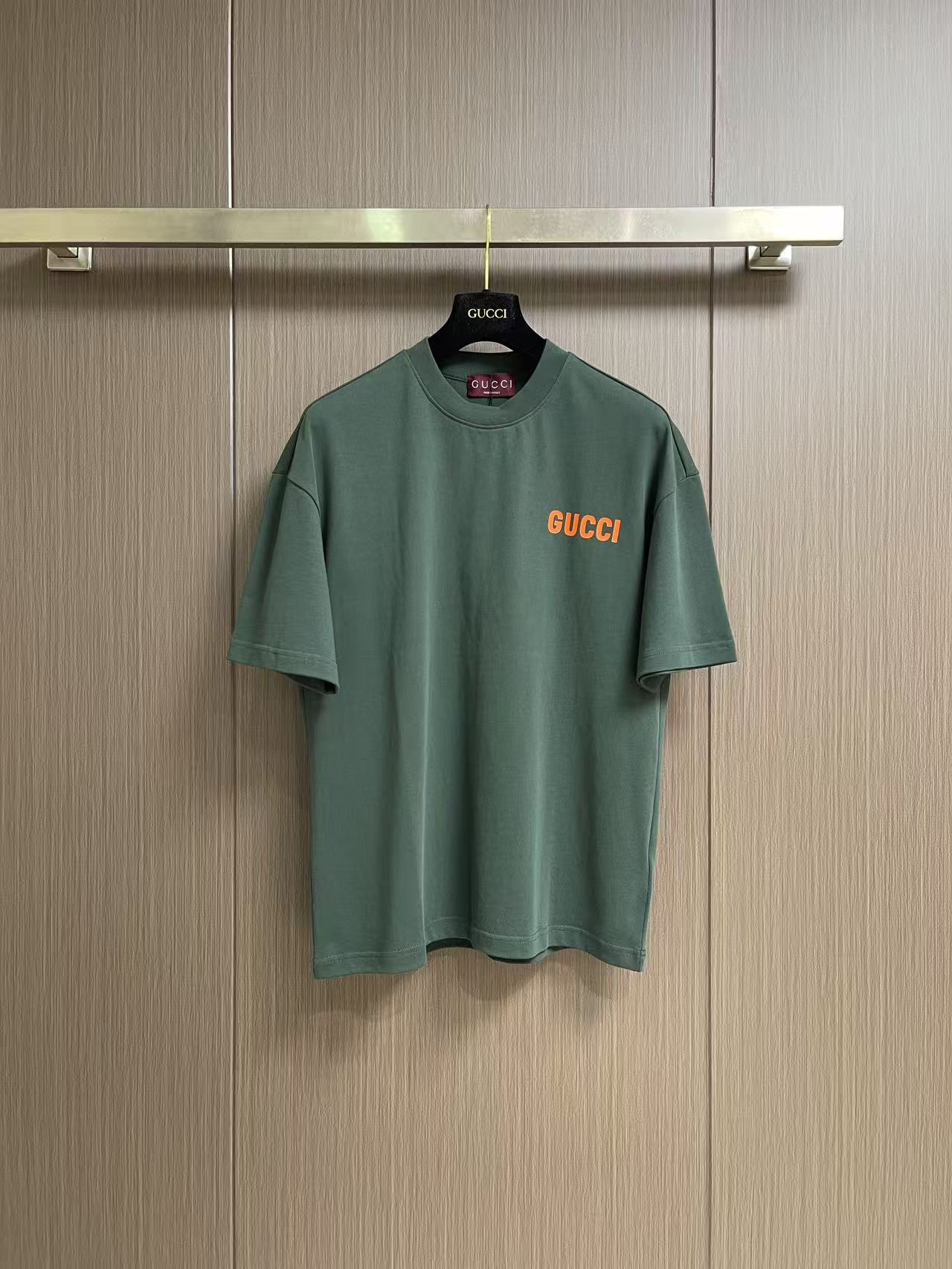 GUCCI 2026ss春夏新品圆领短袖T恤，100％全棉300g面料，柔软亲肤，挺阔有垂坠感。四线密边