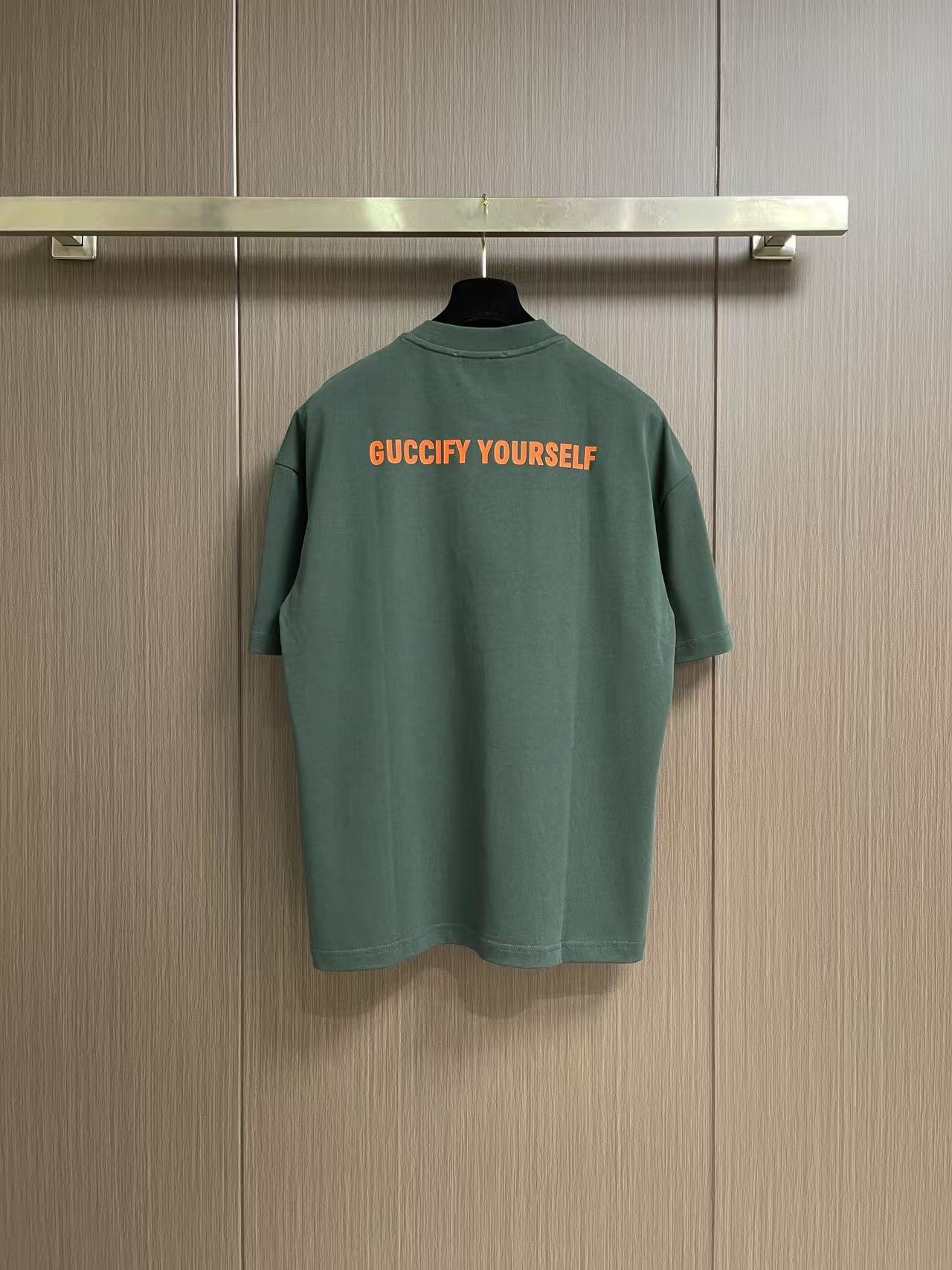 GUCCI 2026ss春夏新品圆领短袖T恤，100％全棉300g面料，柔软亲肤，挺阔有垂坠感。四线密边