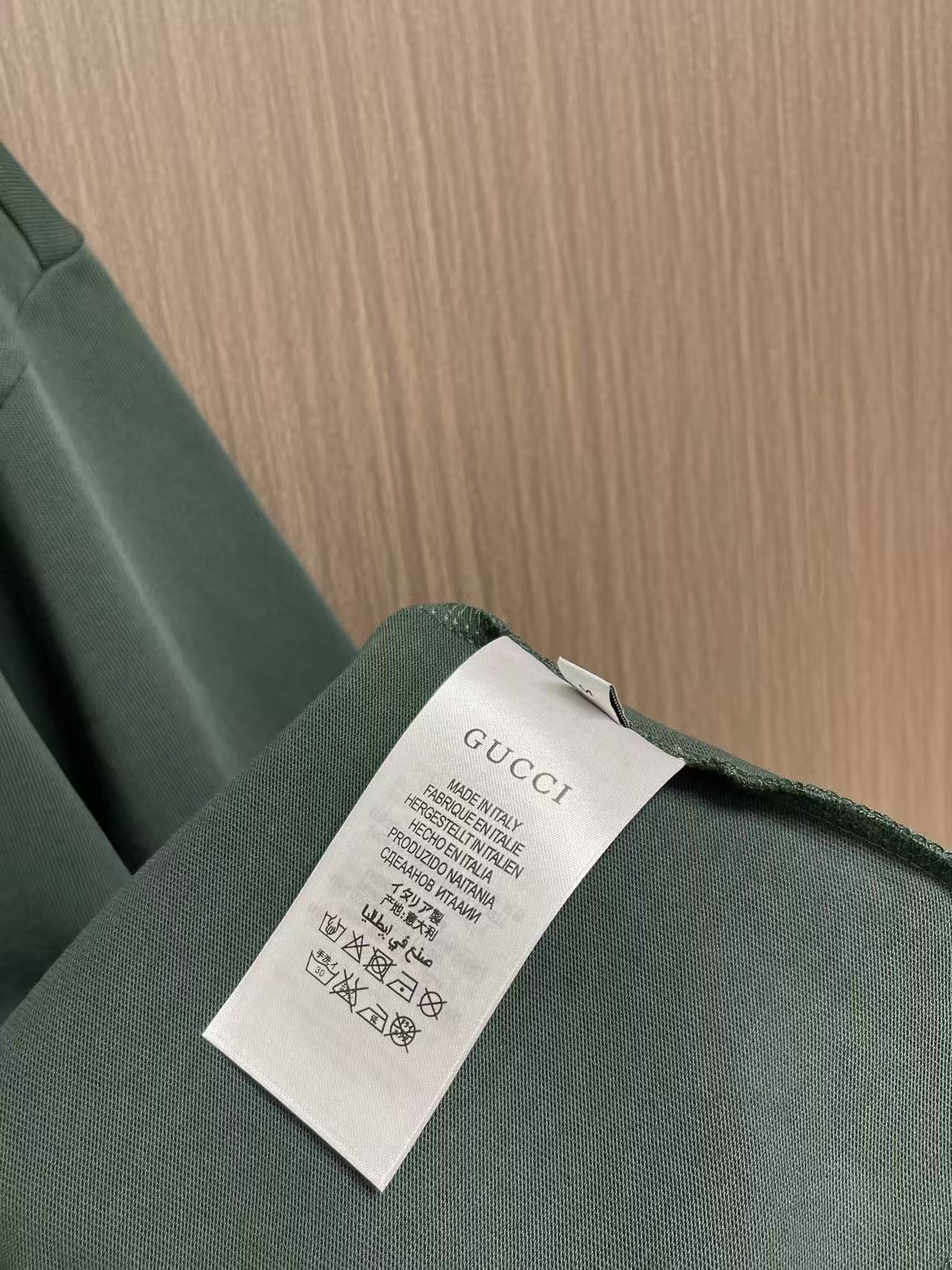 GUCCI 2026ss春夏新品圆领短袖T恤，100％全棉300g面料，柔软亲肤，挺阔有垂坠感。四线密边