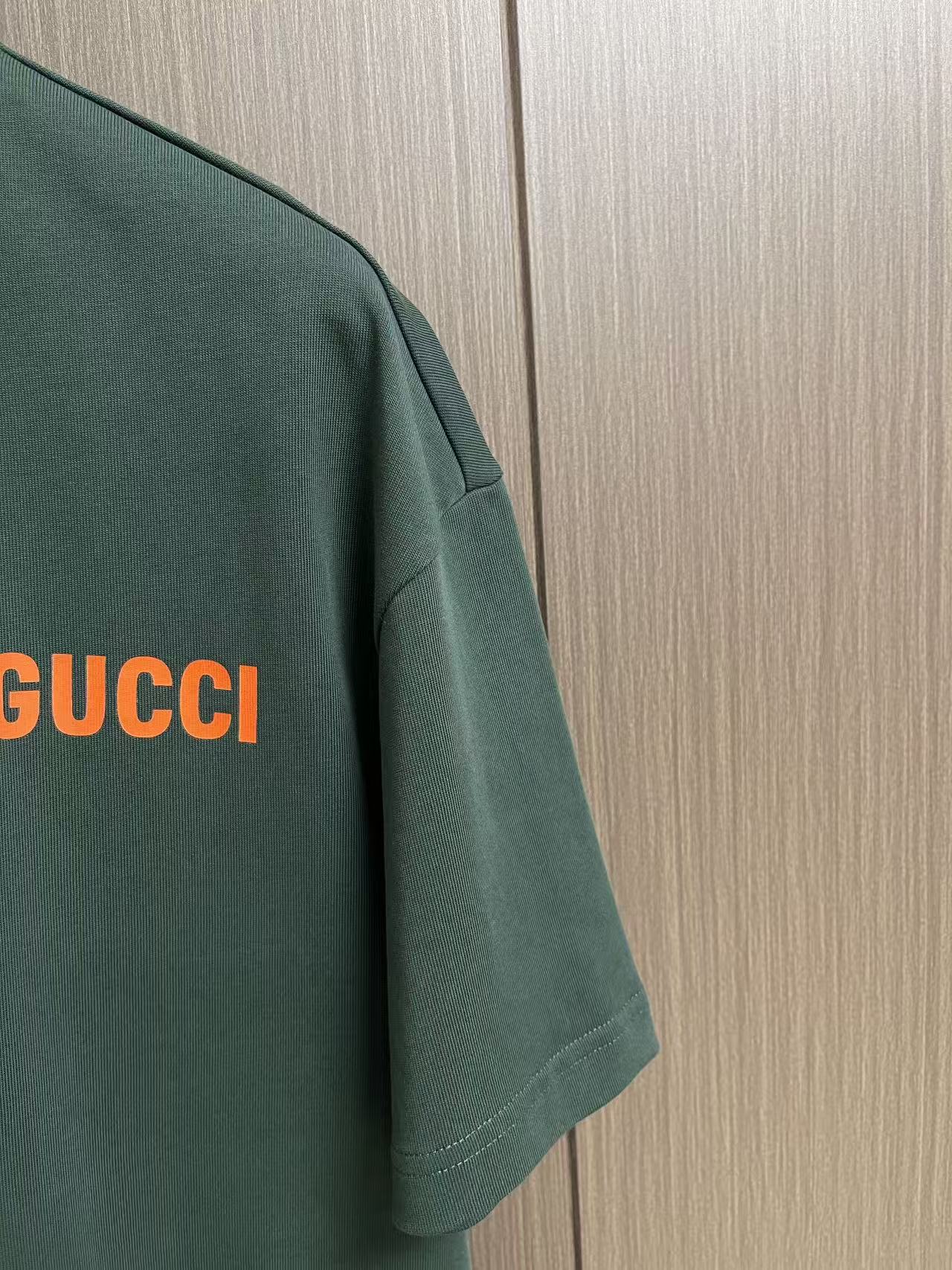 GUCCI 2026ss春夏新品圆领短袖T恤，100％全棉300g面料，柔软亲肤，挺阔有垂坠感。四线密边