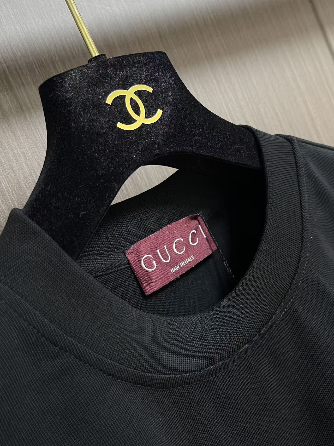 GUCCI 2026ss春夏新品圆领短袖T恤，100％全棉300g面料，柔软亲肤，挺阔有垂坠感。四线密边