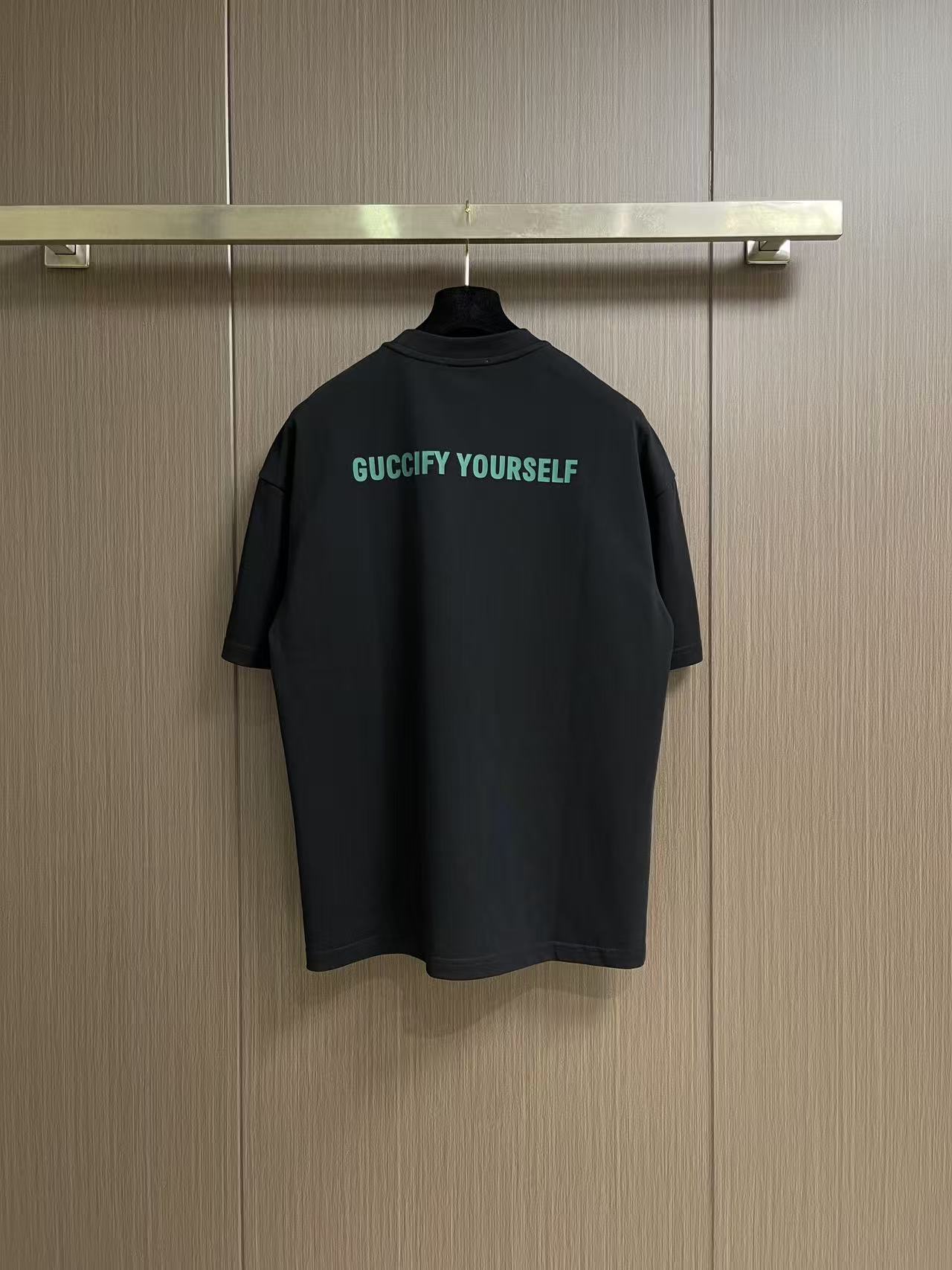 GUCCI 2026ss春夏新品圆领短袖T恤，100％全棉300g面料，柔软亲肤，挺阔有垂坠感。四线密边