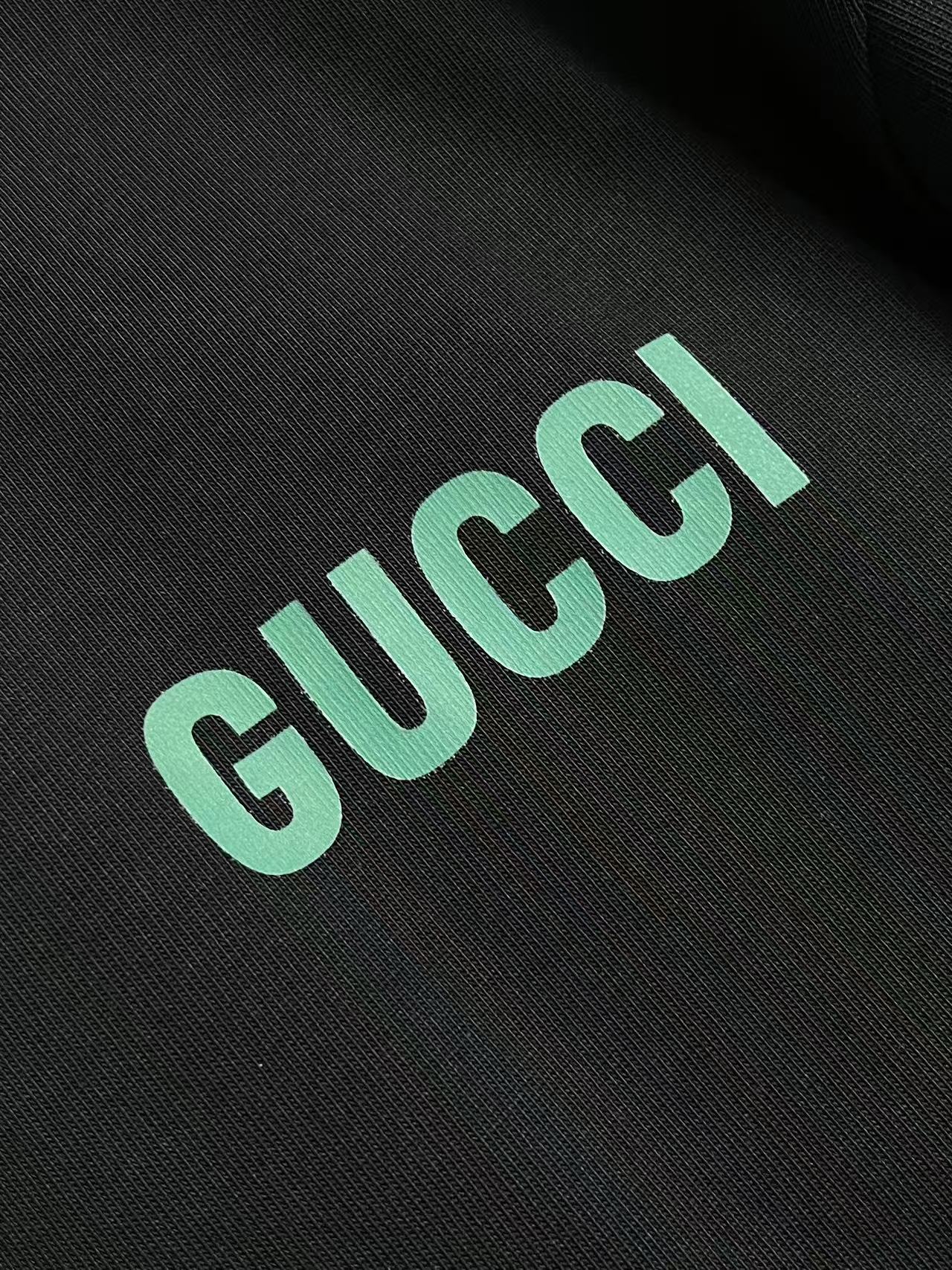 GUCCI 2026ss春夏新品圆领短袖T恤，100％全棉300g面料，柔软亲肤，挺阔有垂坠感。四线密边