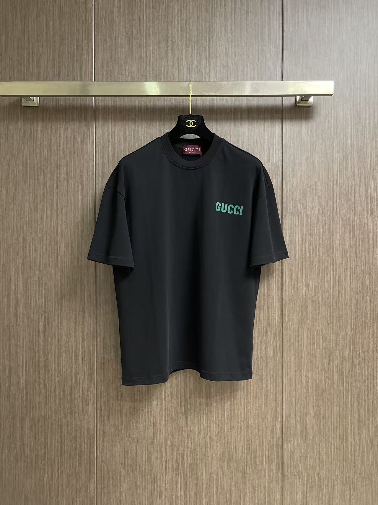 GUCCI 2026ss春夏新品圆领短袖T恤，100％全棉300g面料，柔软亲肤，挺阔有垂坠感。四线密边
