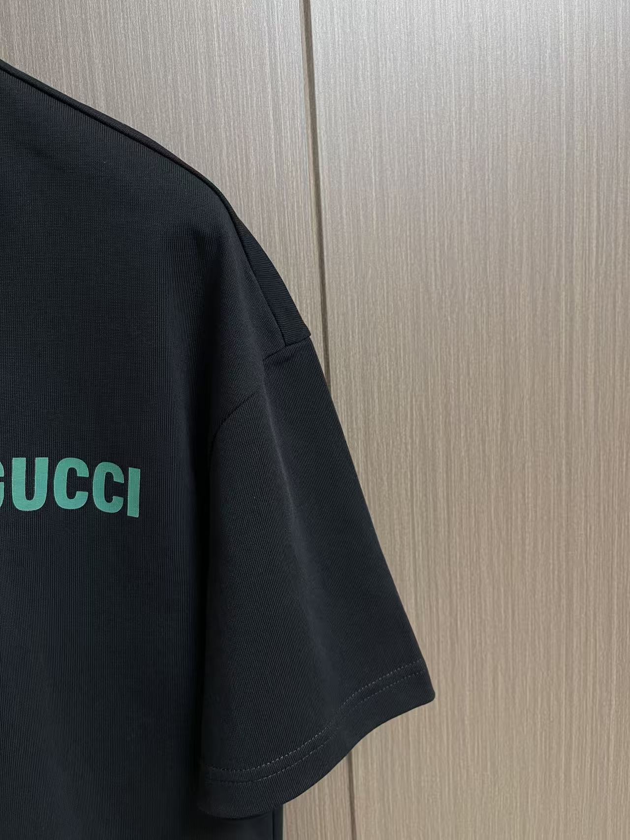 GUCCI 2026ss春夏新品圆领短袖T恤，100％全棉300g面料，柔软亲肤，挺阔有垂坠感。四线密边