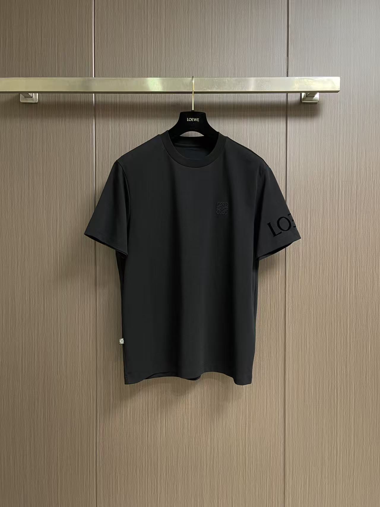 NO:903976,LOEWE classic embroidered logo short-sleeved T-shirt. The short sleeves are made of custom combed cotton fabric, which is comfortable and full of texture. It is custom-woven and dyed, and the colors are consistent. The logo is made with Tajima embroidery machine embroidery technology. It is extremely precise and full of three-dimensional sense. The details are perfect. The whole set of accessories is independently developed, and every small detail is perfectly presented. Sizes M-5XL M, bust 106, shoulder width 46.8, length 68.5 L, bust 110  Shoulder width 48, length 70 XL, bust 114 Shoulder width 49.2, length 71.5 XXL, chest 118 shoulder width 50.4, length 73 3XL bust 122 shoulder width 51.6 length 74 4XL bust 126 shoulder width 52.8 length 75 5XL bust 130 shoulder width 54  Clothing length 76,,loewe,T-shirt,tees,t-shirt,19860909LOEWE 经典刺绣logo短袖T恤,短袖采用定制精梳棉面料,肤感舒适 质感十足.定织定染,颜色一致.标识logo采用田岛绣花机刺绣工艺打造 精密度极高 立体感十足 细节完美.全套辅料独立开发,每一个小细节都完美呈现.尺码M-5XL M码 胸围106 肩宽46.8 衣长68.5 L码胸围110 肩宽48 衣长70 XL码 胸围114 肩宽49.2衣长71.5 XXL码 胸围118 肩宽50.4衣长73 3XL码 胸围122 肩宽51.6衣长74 4XL码 胸围126 肩宽52.8 衣长75 5XL码 胸围130 肩宽54 衣长76,,loewe,T-shirt,tees，t-shirt,,Men's clothing