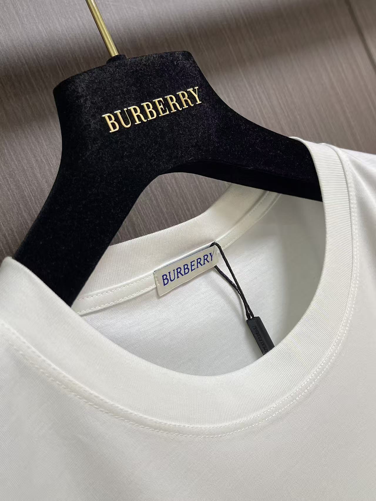 Burberry TB标识刺绣男士短袖T恤，极简经典款式，客供定制长绒棉～舒适吸湿透气，手感质感柔软细腻