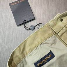 LV 字母花卉刺绣泼墨做旧破损工装短裤,这款LOUIS VUITTON FW26早秋系列工装短裤,甄选重 LV 字母花卉刺绣泼墨做旧破损工装短裤,这款LOUIS VUITTON FW26早秋系列工装短裤,甄选重