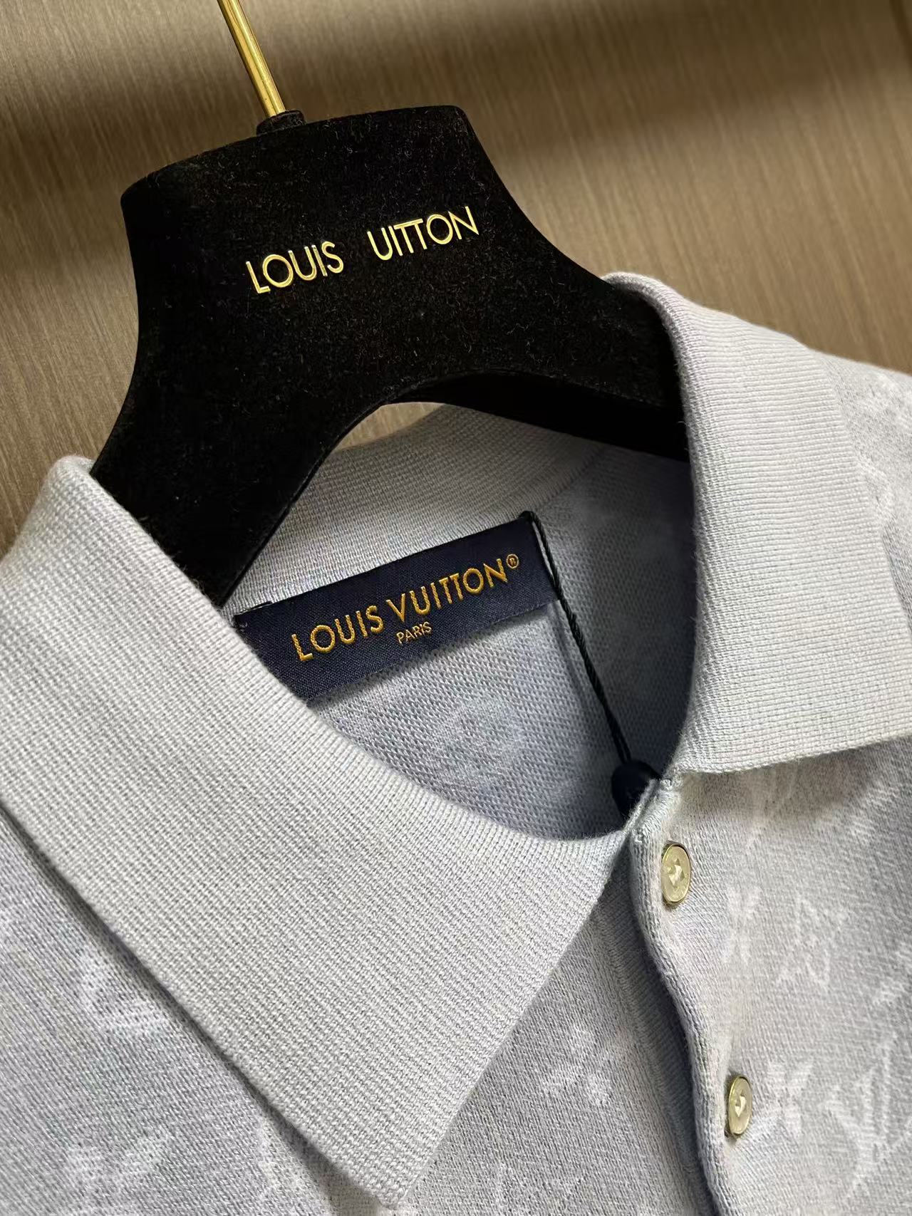 LV 浅蓝满印翻领针织短袖POLO衫，清新浅蓝融入同色系提花，清爽治愈。针织面料轻薄透气，穿着舒适。翻领