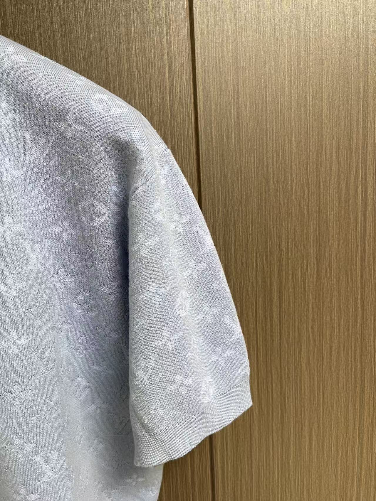LV 浅蓝满印翻领针织短袖POLO衫，清新浅蓝融入同色系提花，清爽治愈。针织面料轻薄透气，穿着舒适。翻领