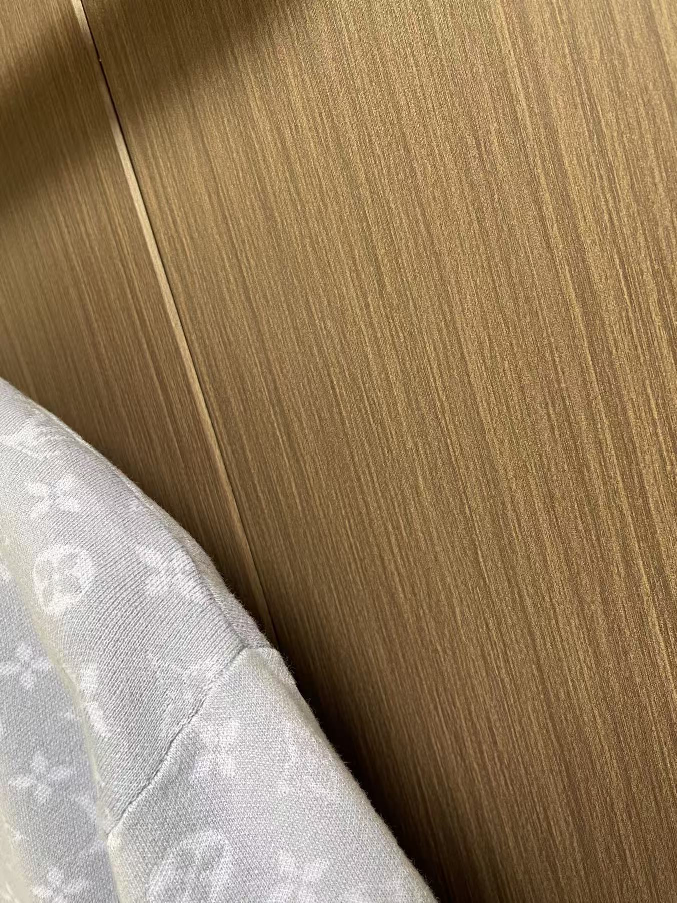 LV 浅蓝满印翻领针织短袖POLO衫，清新浅蓝融入同色系提花，清爽治愈。针织面料轻薄透气，穿着舒适。翻领
