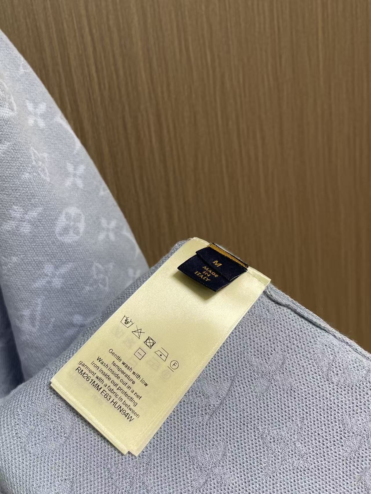 LV 浅蓝满印翻领针织短袖POLO衫，清新浅蓝融入同色系提花，清爽治愈。针织面料轻薄透气，穿着舒适。翻领