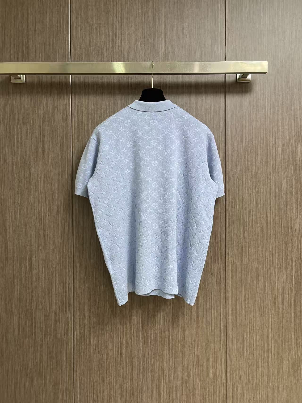 LV 浅蓝满印翻领针织短袖POLO衫，清新浅蓝融入同色系提花，清爽治愈。针织面料轻薄透气，穿着舒适。翻领