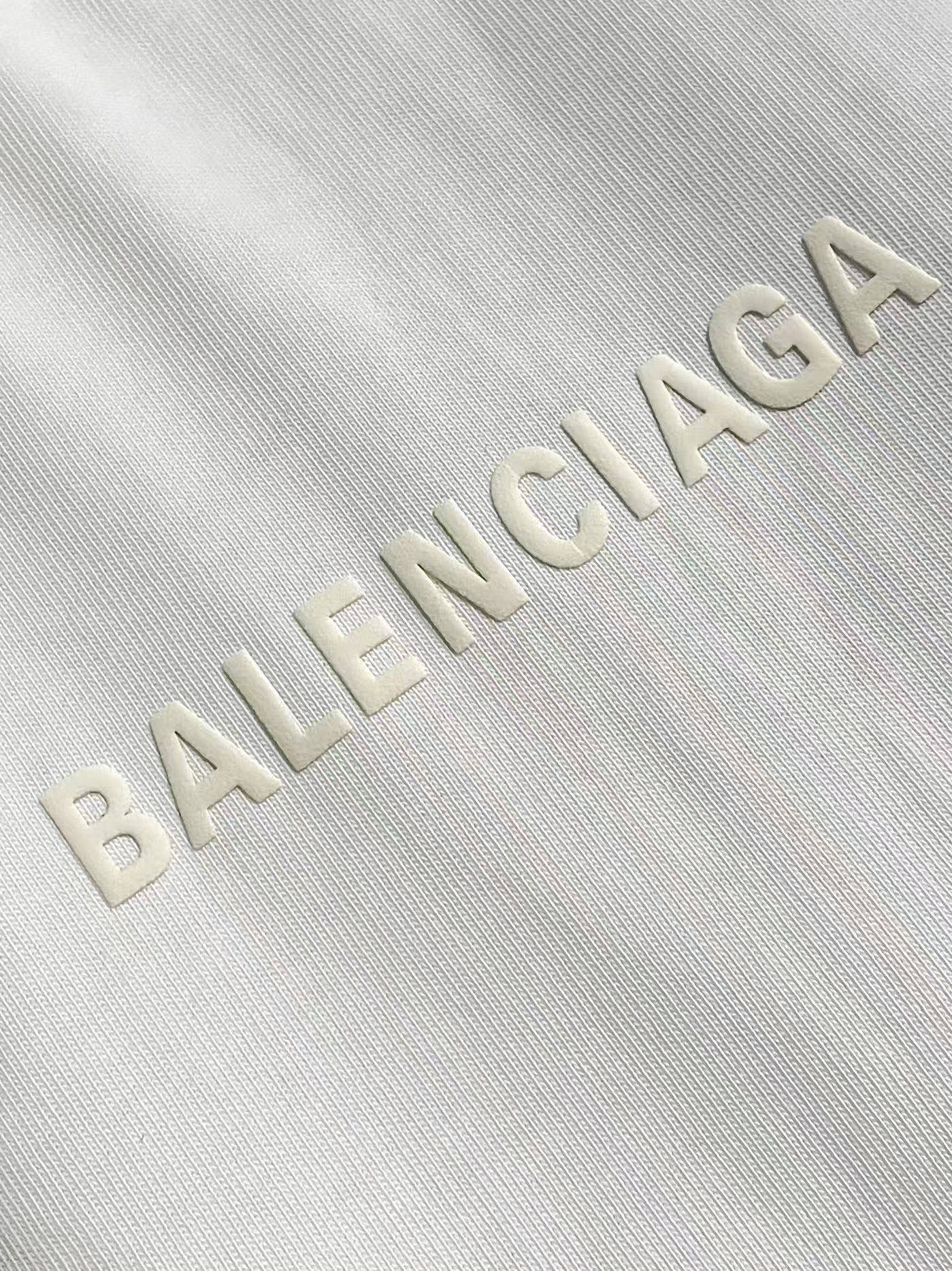 Balenciaga 经典字母圆领短袖T恤，本款BALENCIAGA短袖甄选高克重重磅棉质面料打造，面料