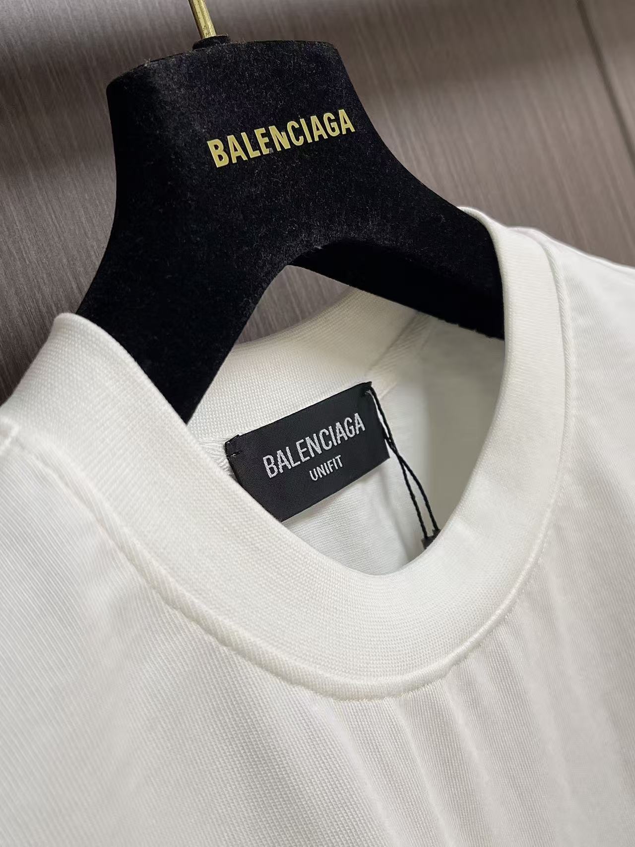 Balenciaga 经典字母圆领短袖T恤，本款BALENCIAGA短袖甄选高克重重磅棉质面料打造，面料