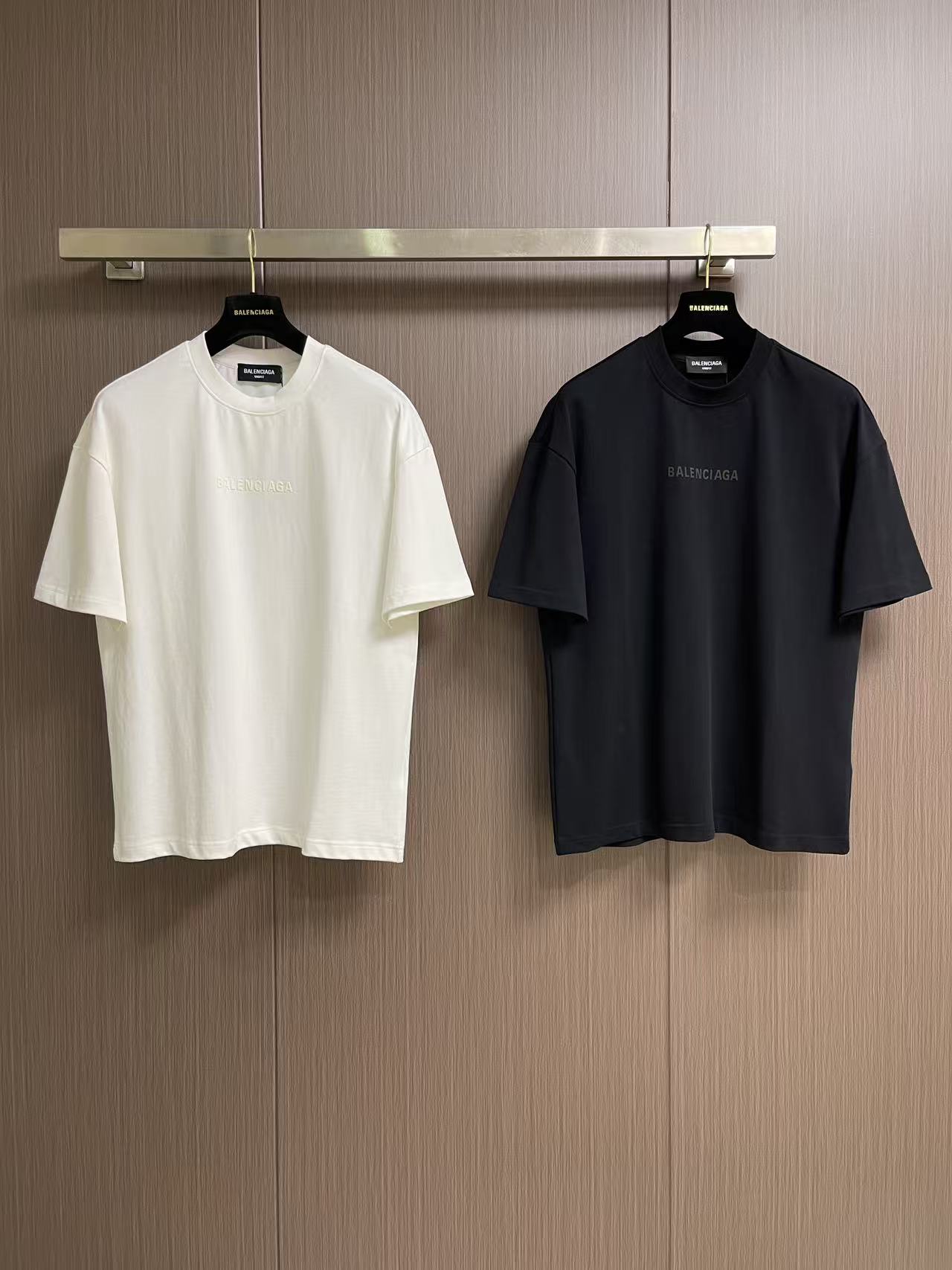 Balenciaga 经典字母圆领短袖T恤，本款BALENCIAGA短袖甄选高克重重磅棉质面料打造，面料