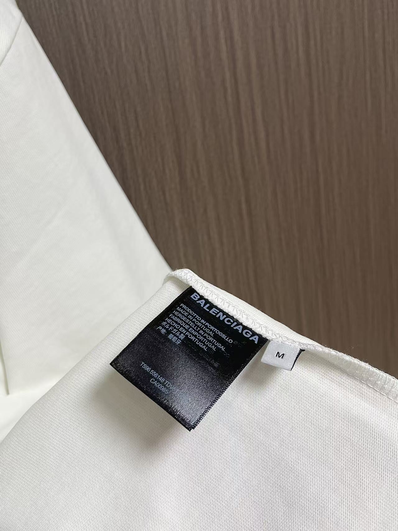 Balenciaga 经典字母圆领短袖T恤，本款BALENCIAGA短袖甄选高克重重磅棉质面料打造，面料