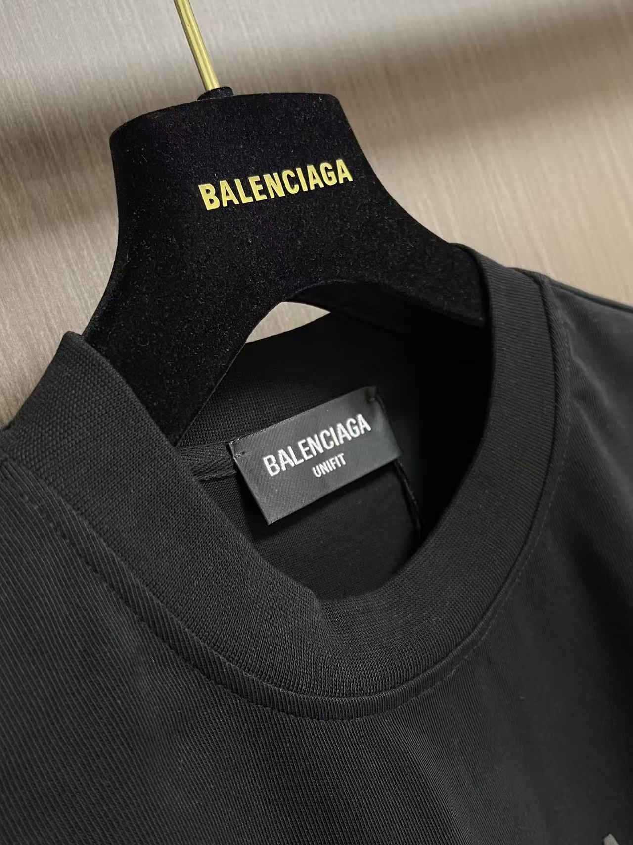 Balenciaga 经典字母圆领短袖T恤，本款BALENCIAGA短袖甄选高克重重磅棉质面料打造，面料