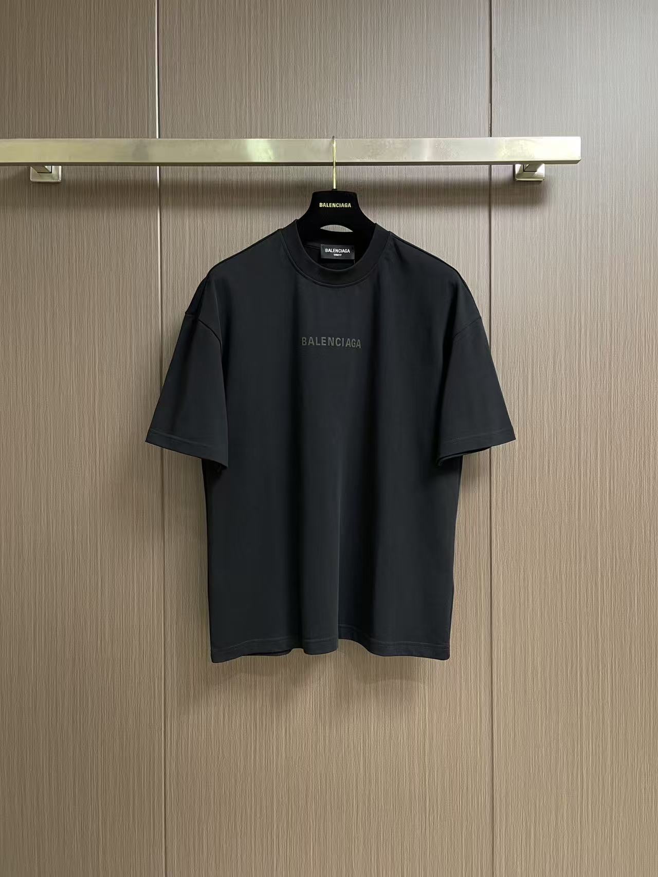 Balenciaga 经典字母圆领短袖T恤，本款BALENCIAGA短袖甄选高克重重磅棉质面料打造，面料