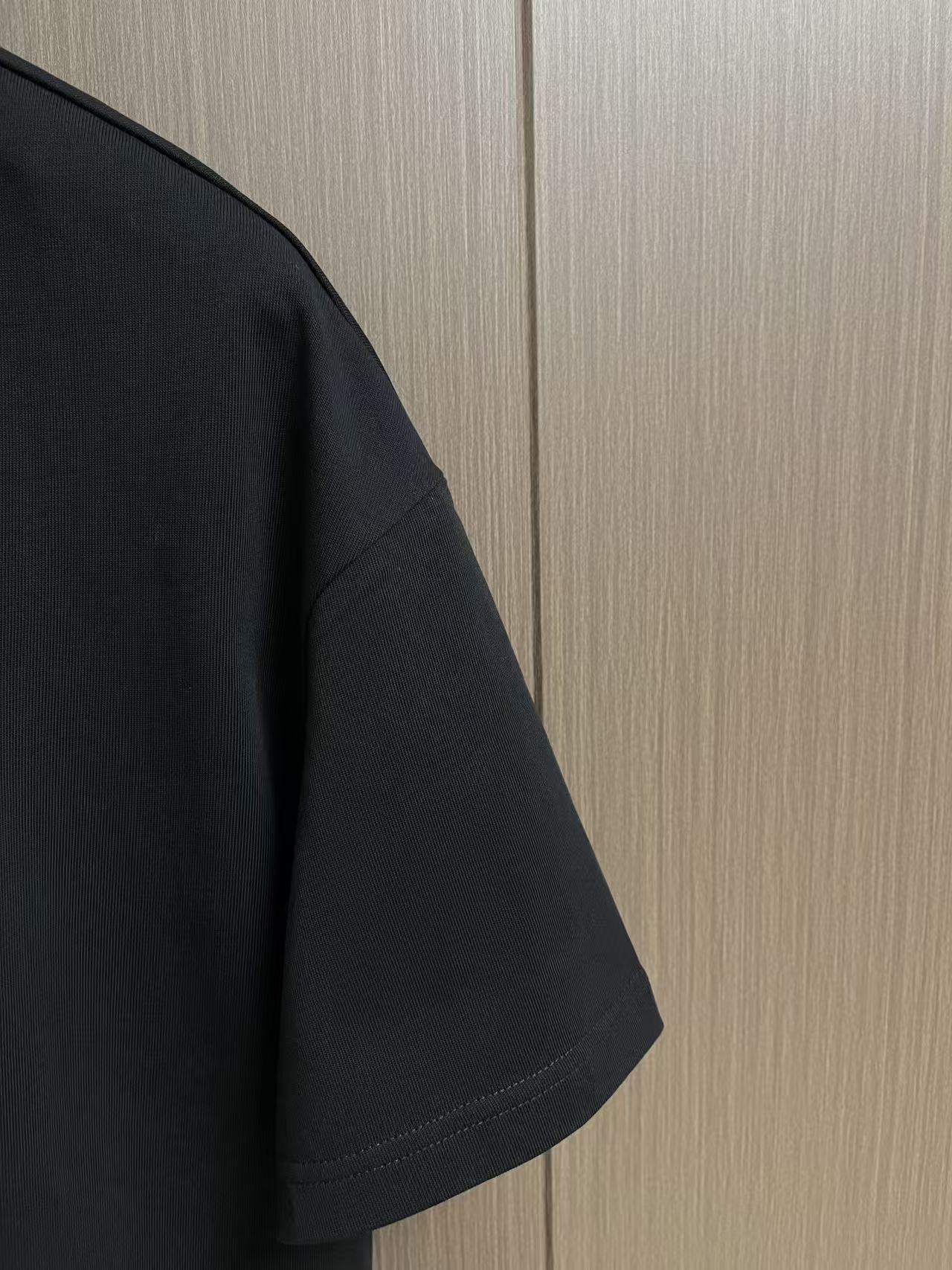 Balenciaga 经典字母圆领短袖T恤，本款BALENCIAGA短袖甄选高克重重磅棉质面料打造，面料
