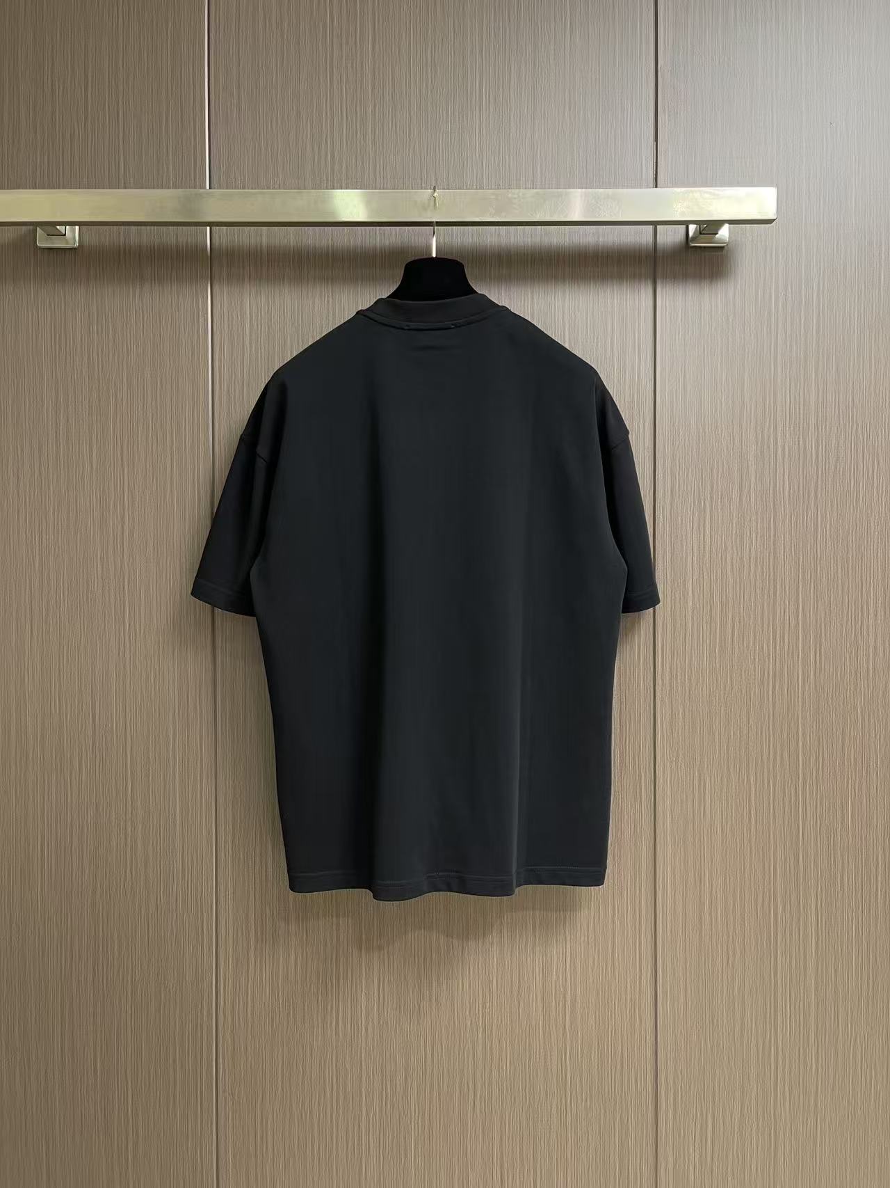 Balenciaga 经典字母圆领短袖T恤，本款BALENCIAGA短袖甄选高克重重磅棉质面料打造，面料